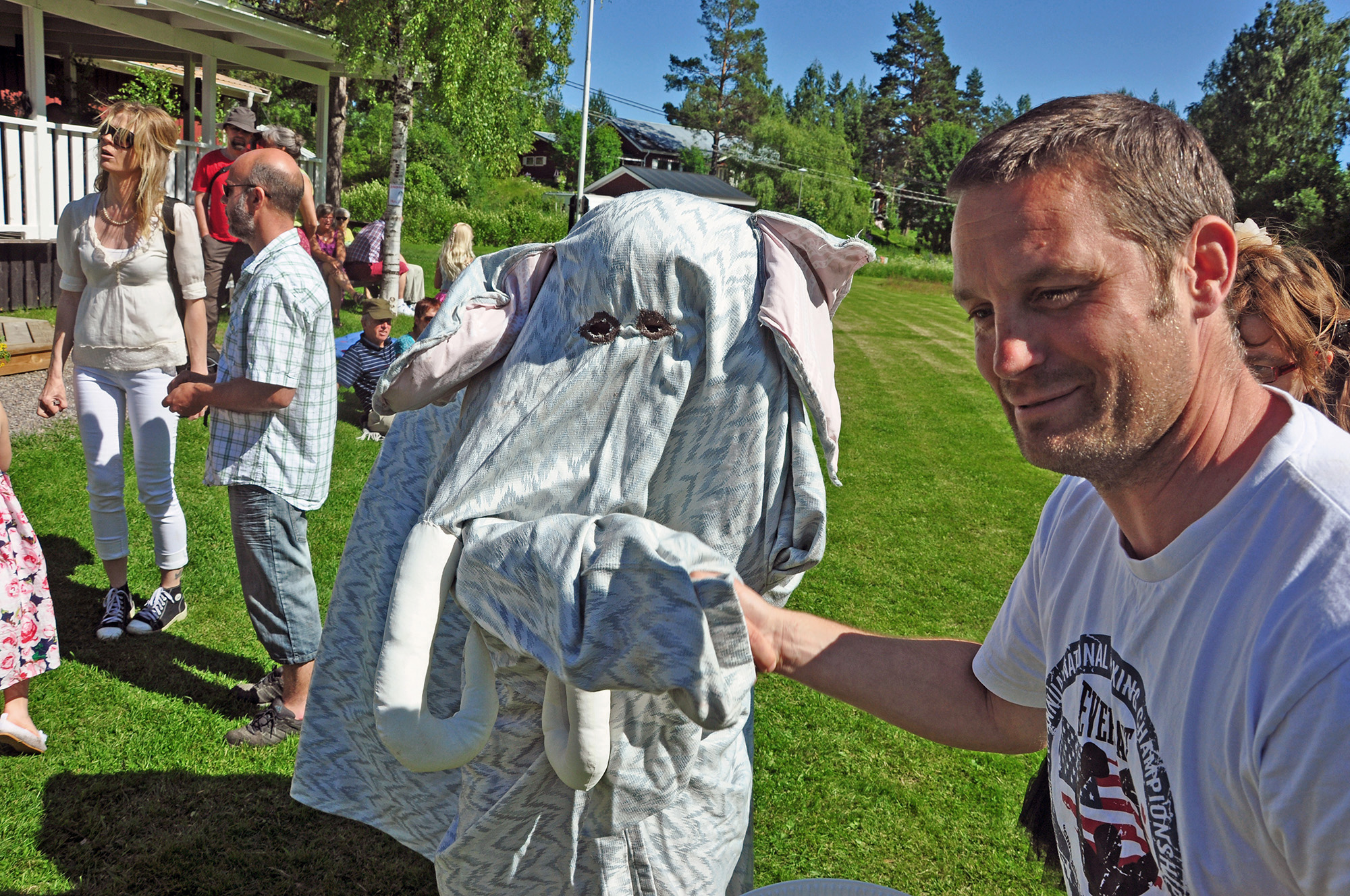 Röste.nu – Röstebilder – Midsommarfirande vid Dönjegården 2013