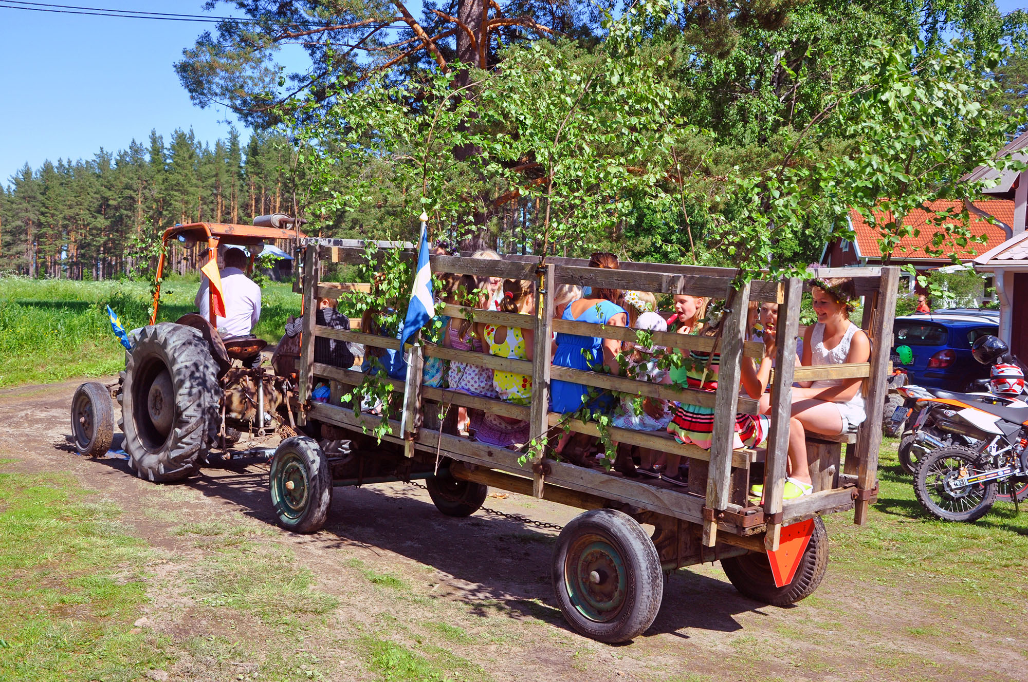 Röste.nu – Röstebilder – Midsommarfirande vid Dönjegården 2013