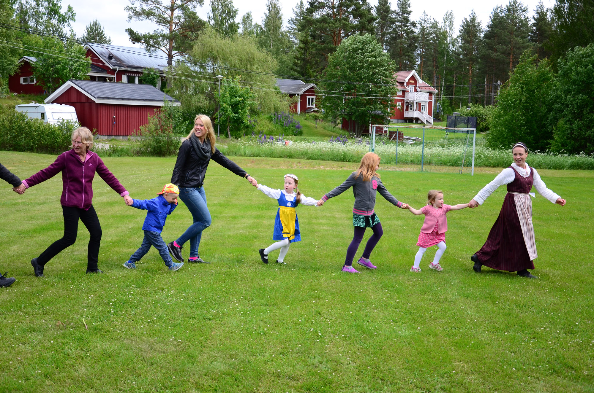 Röste.nu – Röstebilder – Midsommarfirande vid Dönjegården 2014