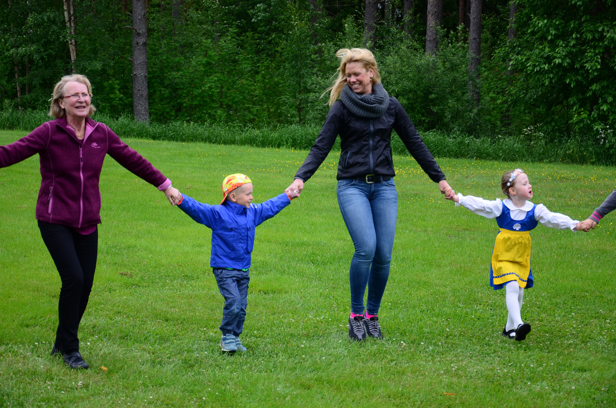 Röste.nu – Röstebilder – Midsommarfirande vid Dönjegården 2014
