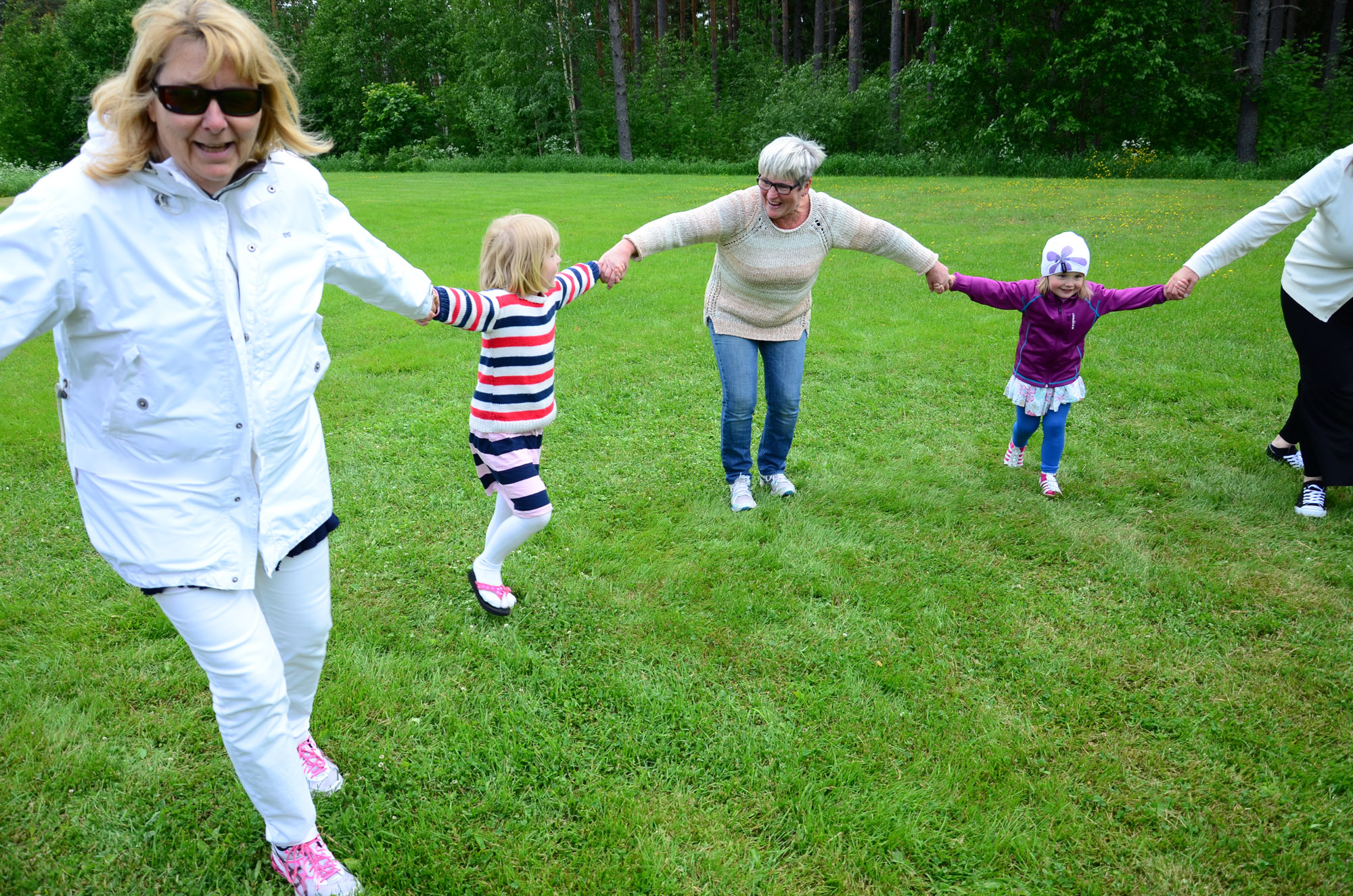 Röste.nu – Röstebilder – Midsommarfirande vid Dönjegården 2014