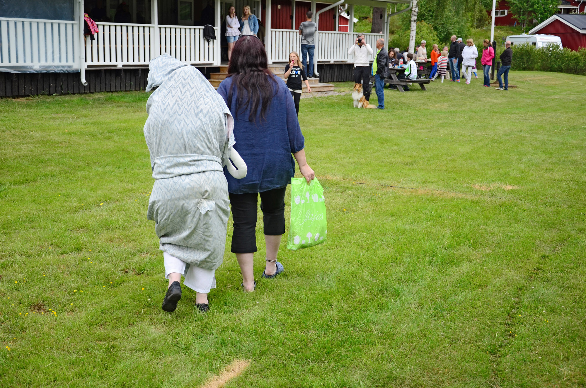 Röste.nu – Röstebilder – Midsommarfirande vid Dönjegården 2014