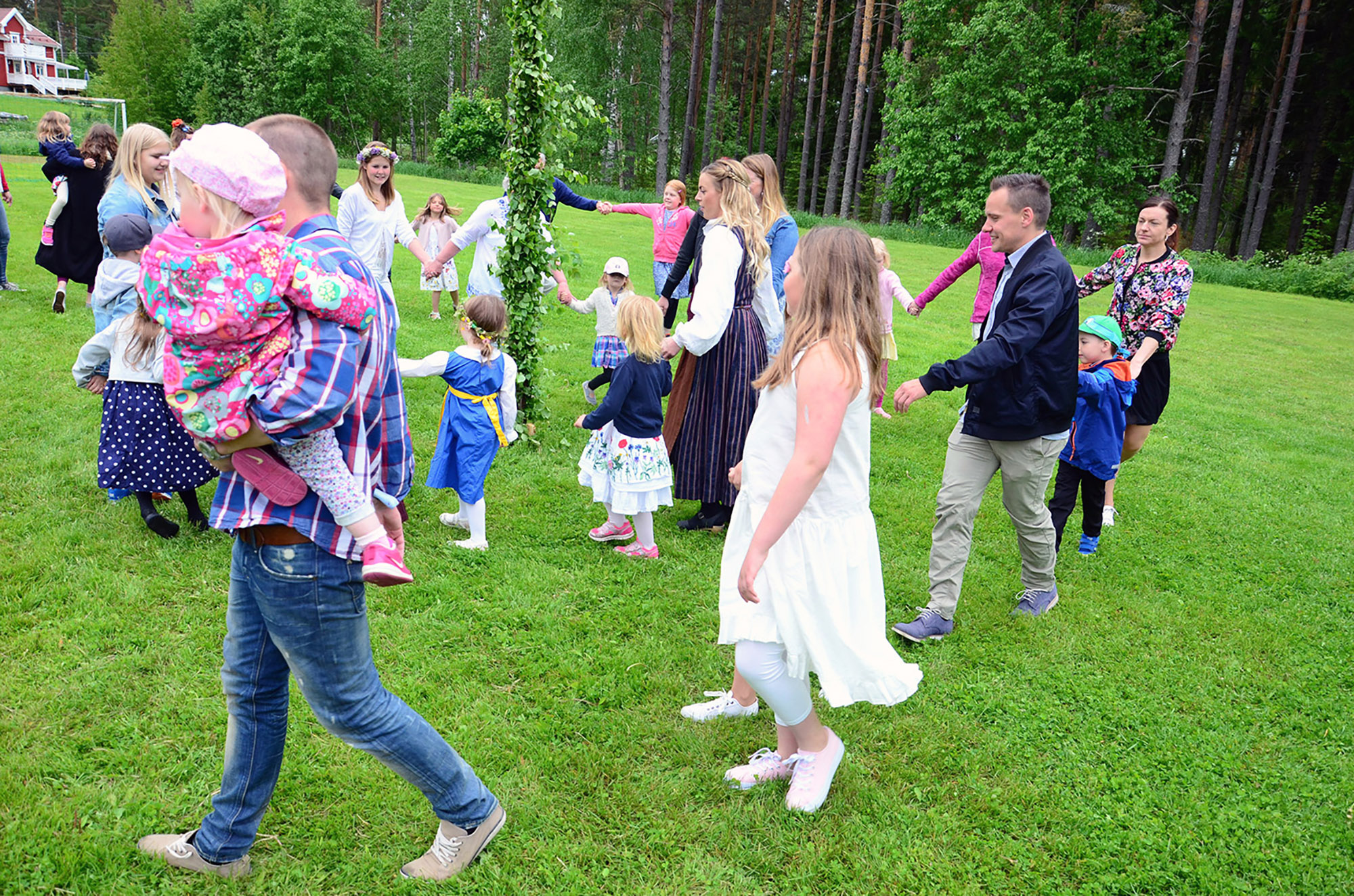 Röste.nu – Röstebilder – Midsommarfirande vid Dönjegården 2015