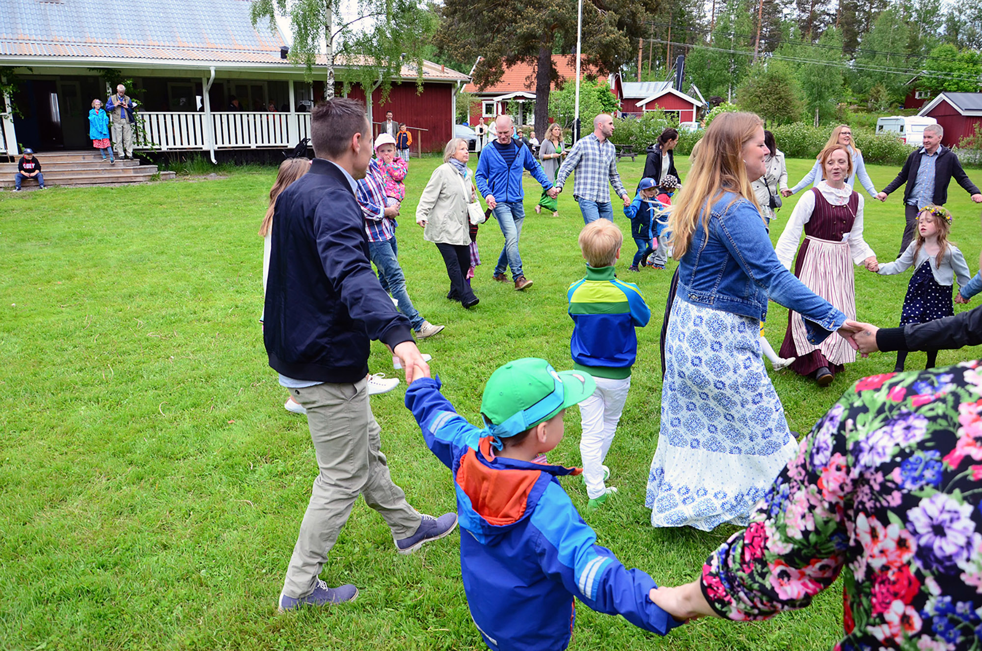 Röste.nu – Röstebilder – Midsommarfirande vid Dönjegården 2015