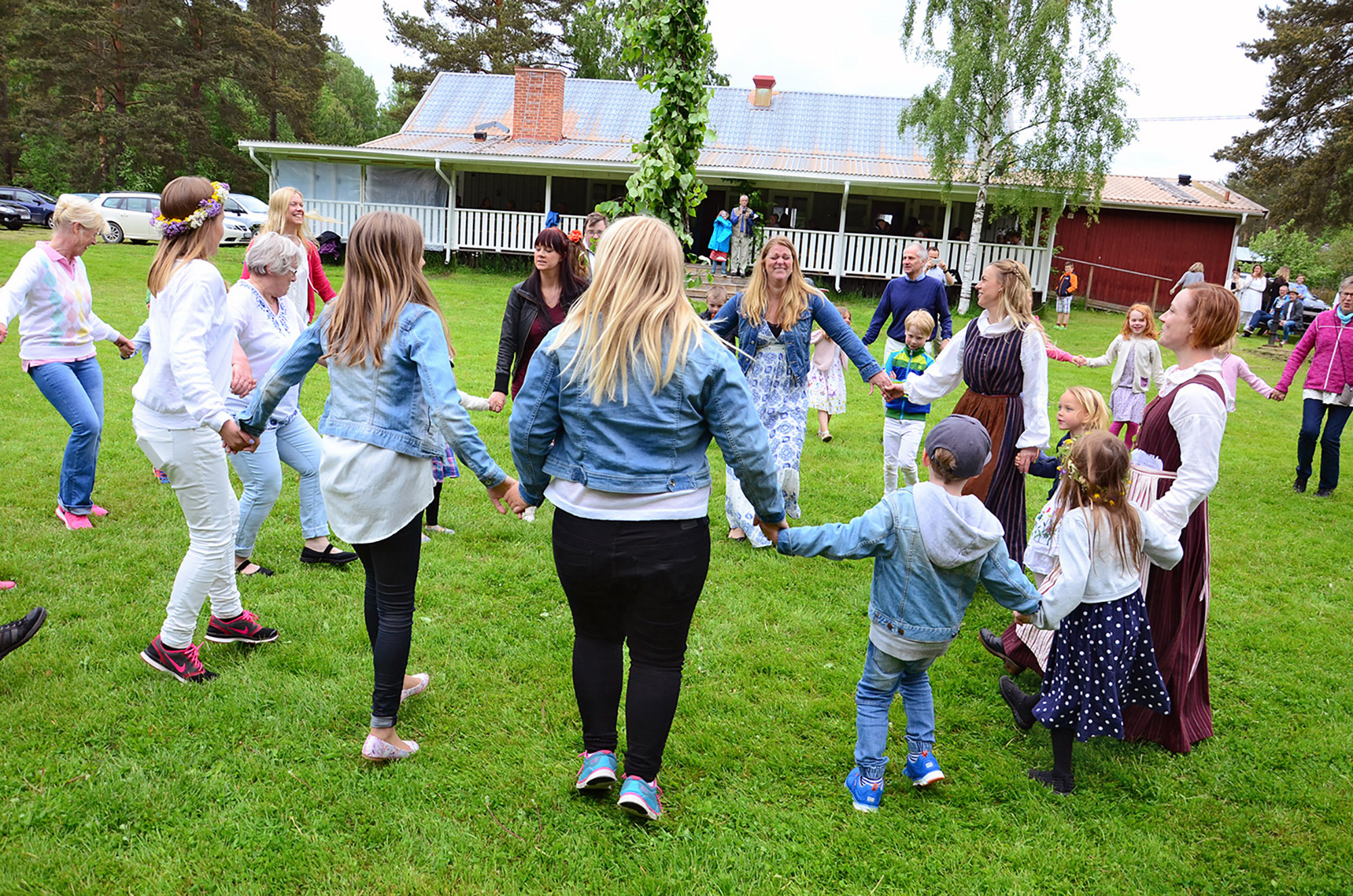 Röste.nu – Röstebilder – Midsommarfirande vid Dönjegården 2015