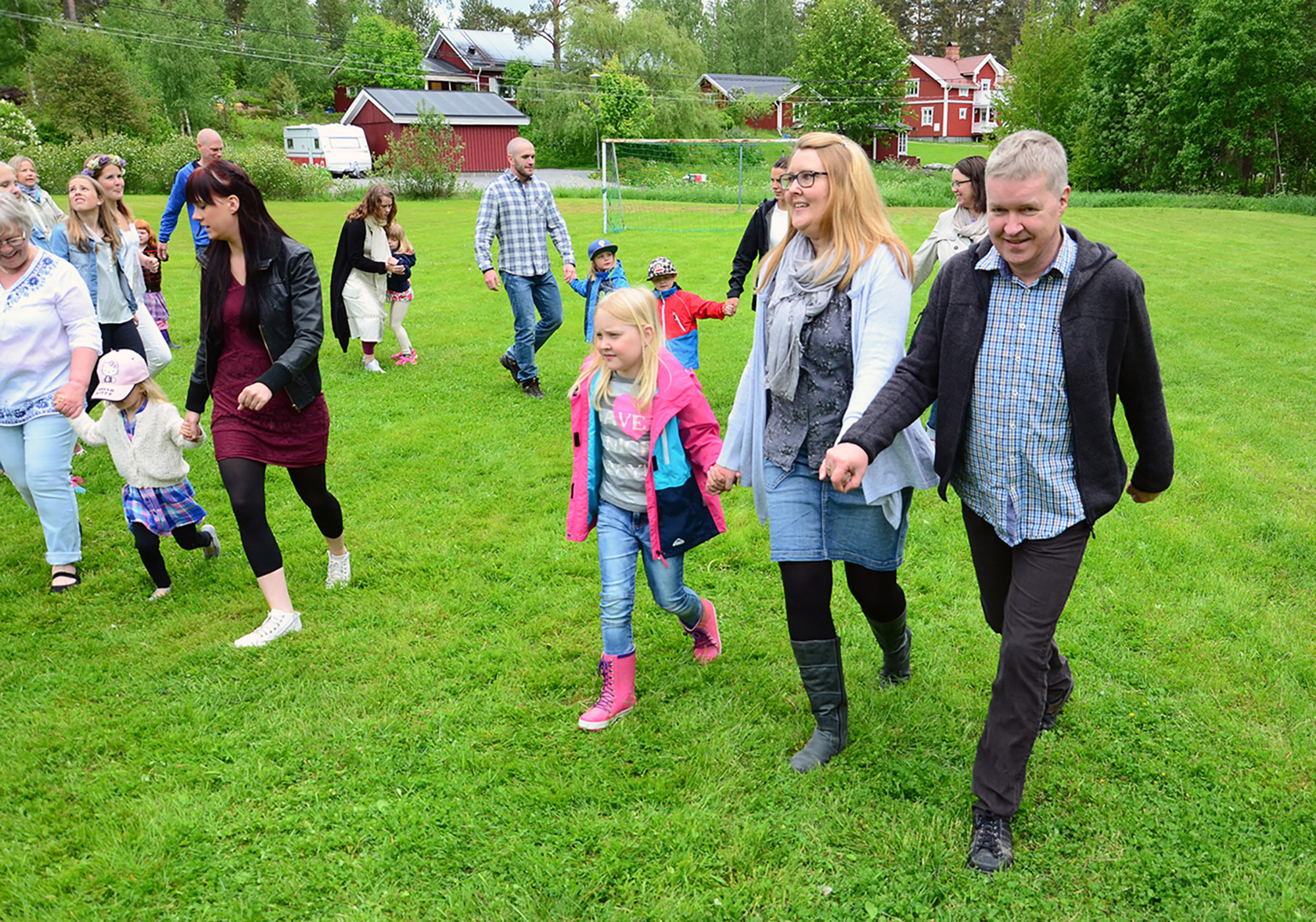Röste.nu – Röstebilder – Midsommarfirande vid Dönjegården 2015