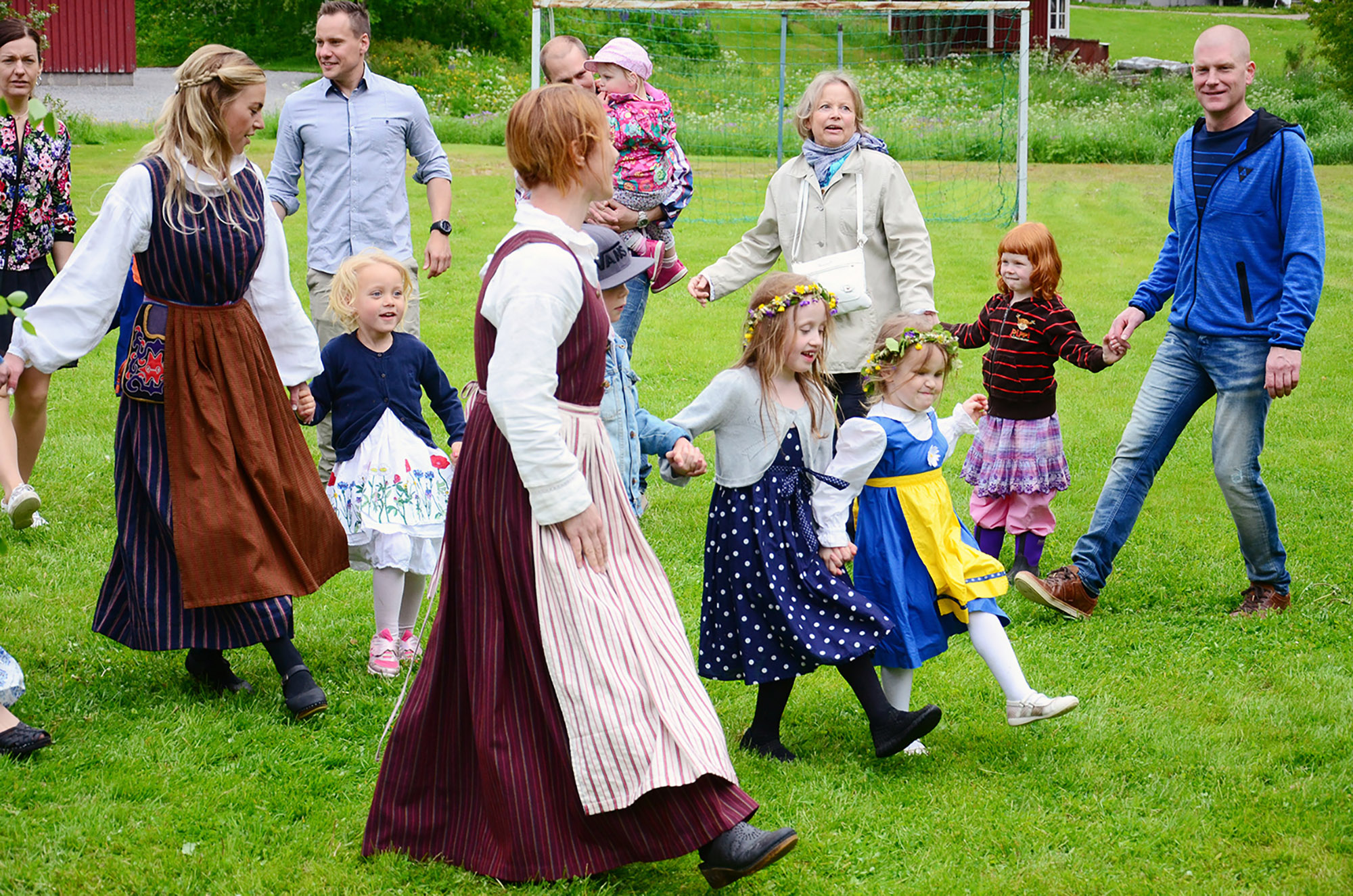 Röste.nu – Röstebilder – Midsommarfirande vid Dönjegården 2015