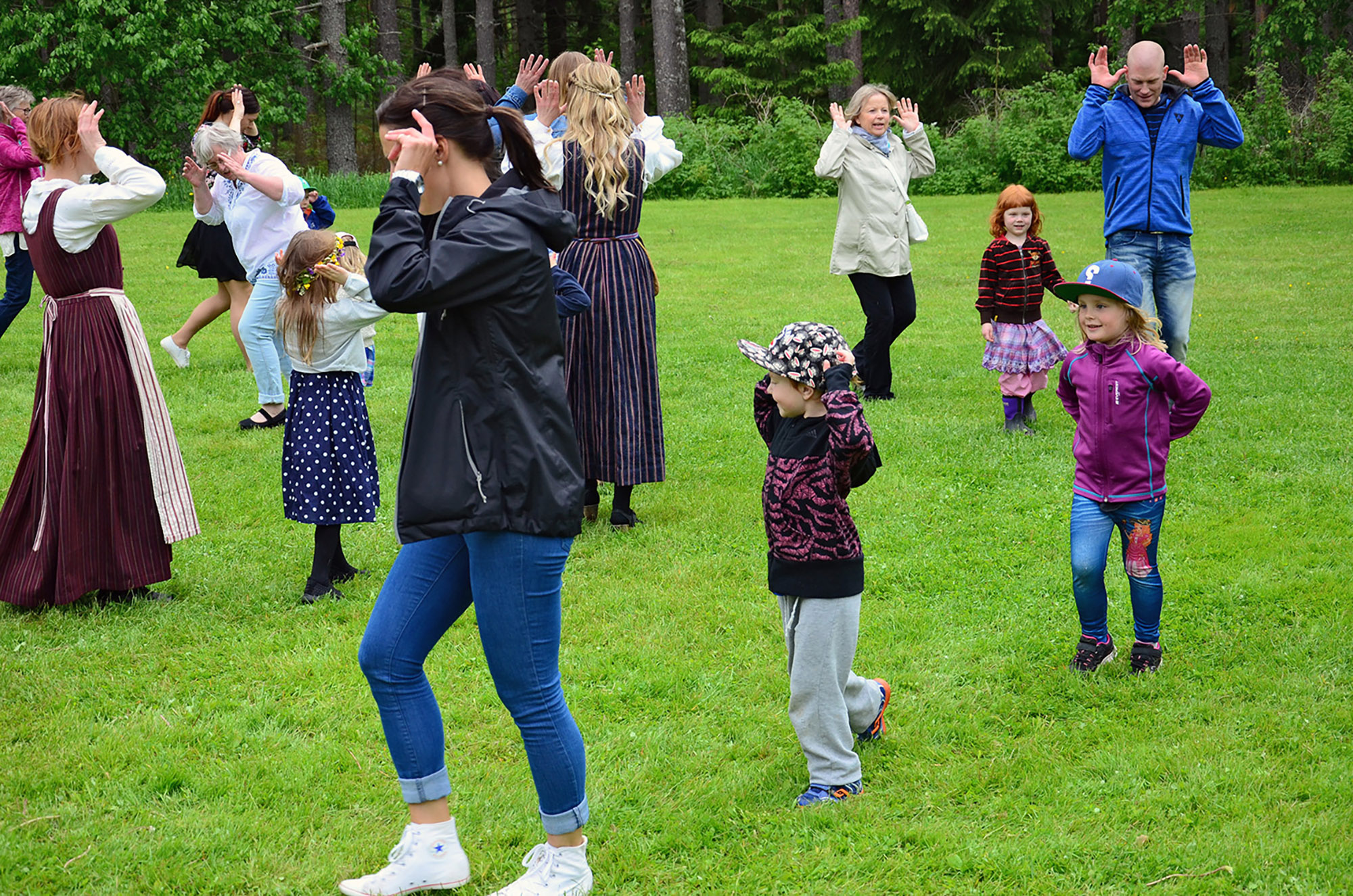 Röste.nu – Röstebilder – Midsommarfirande vid Dönjegården 2015