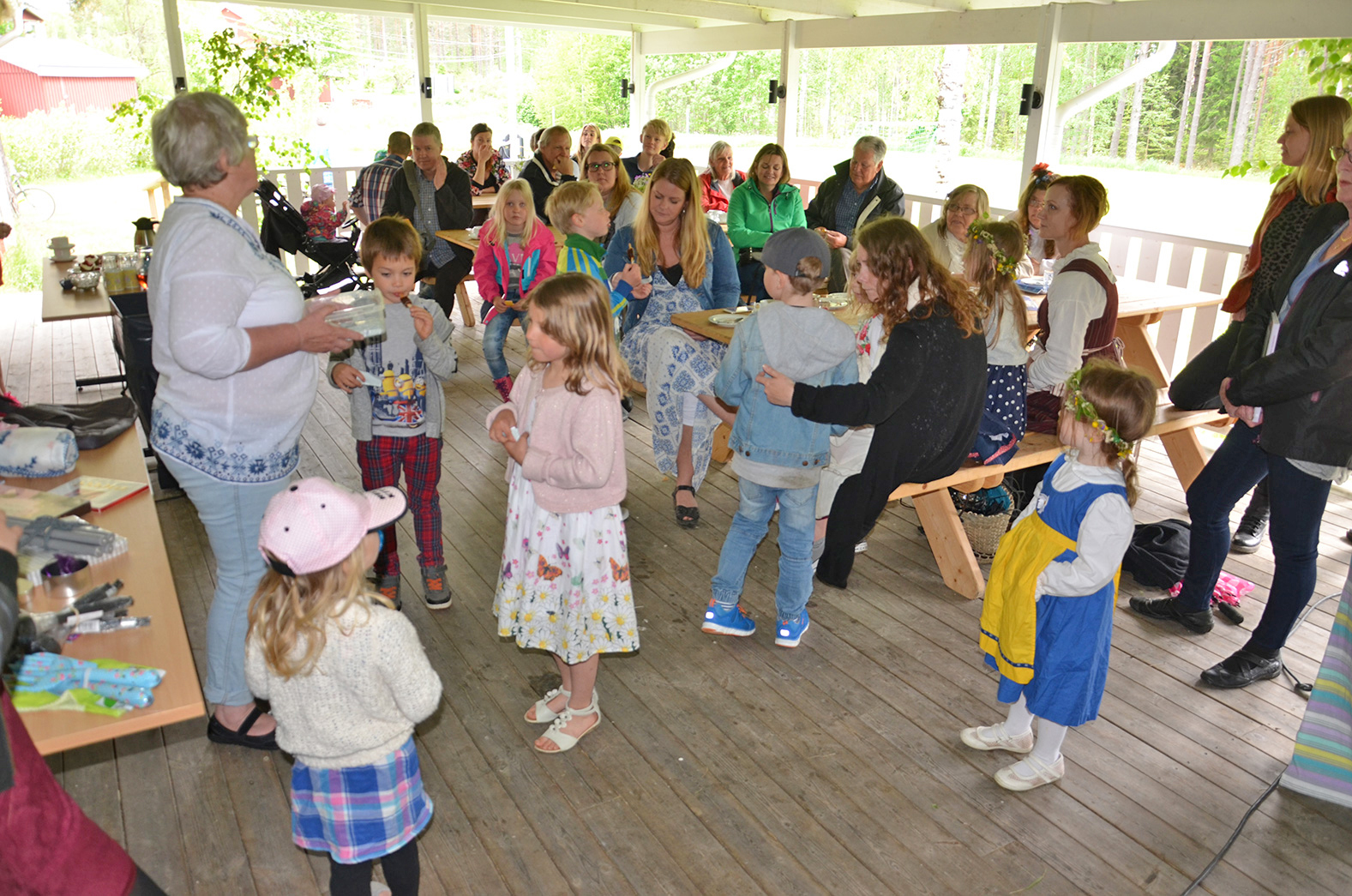 Röste.nu – Röstebilder – Midsommarfirande vid Dönjegården 2015