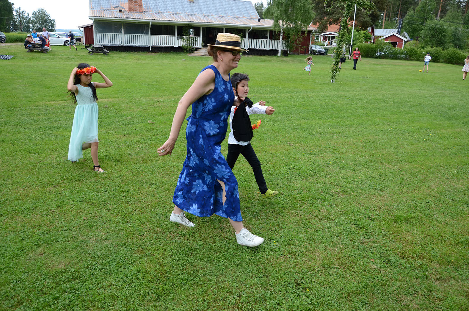 Röste.nu – Röstebilder – Midsommarfirande vid Dönjegården 2016