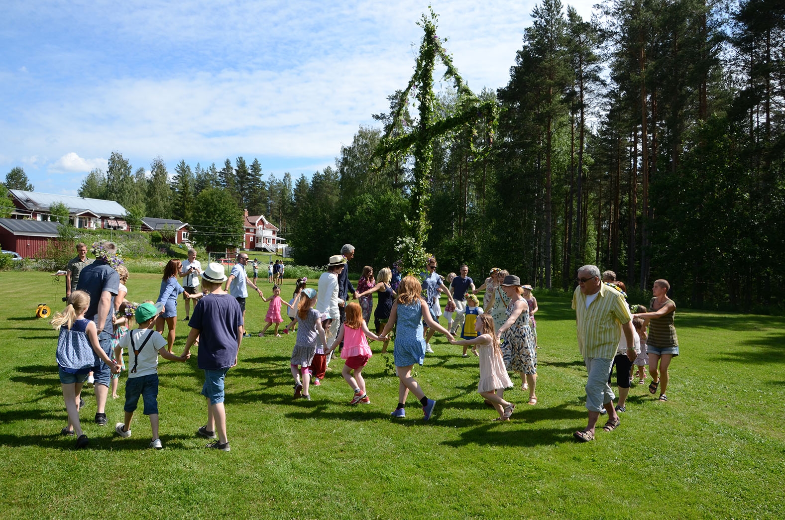 Röste.nu – Röstebilder – Midsommarfirande vid Dönjegården 2016