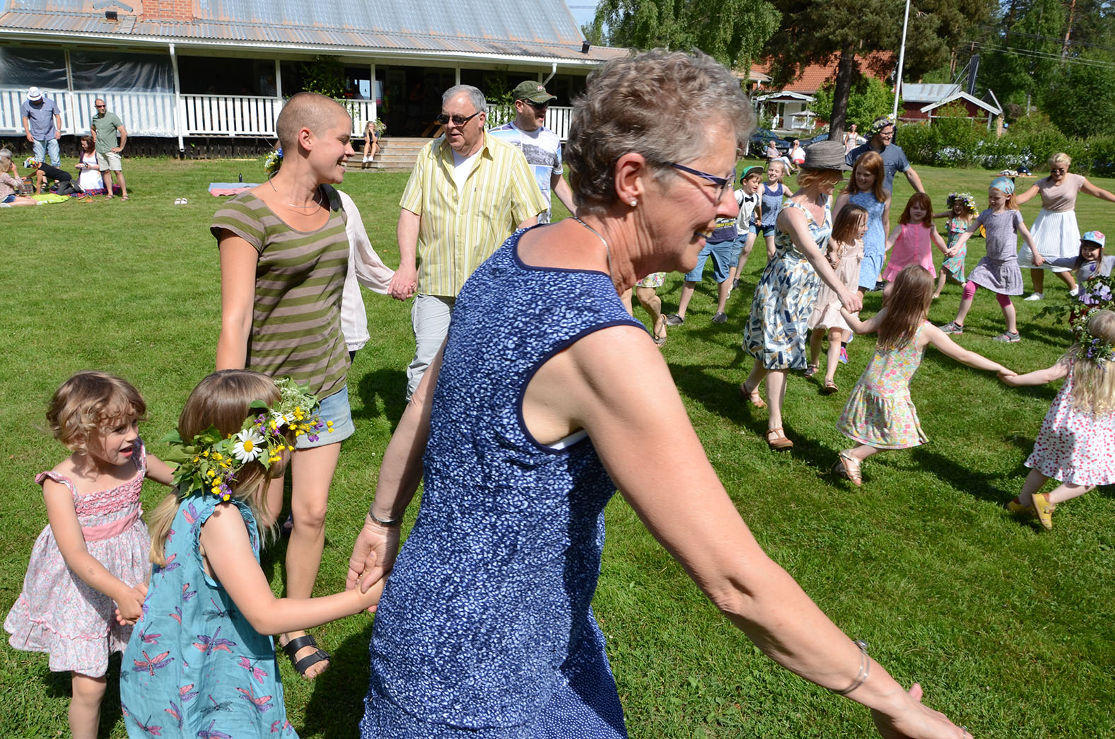 Röste.nu – Röstebilder – Midsommarfirande vid Dönjegården 2016