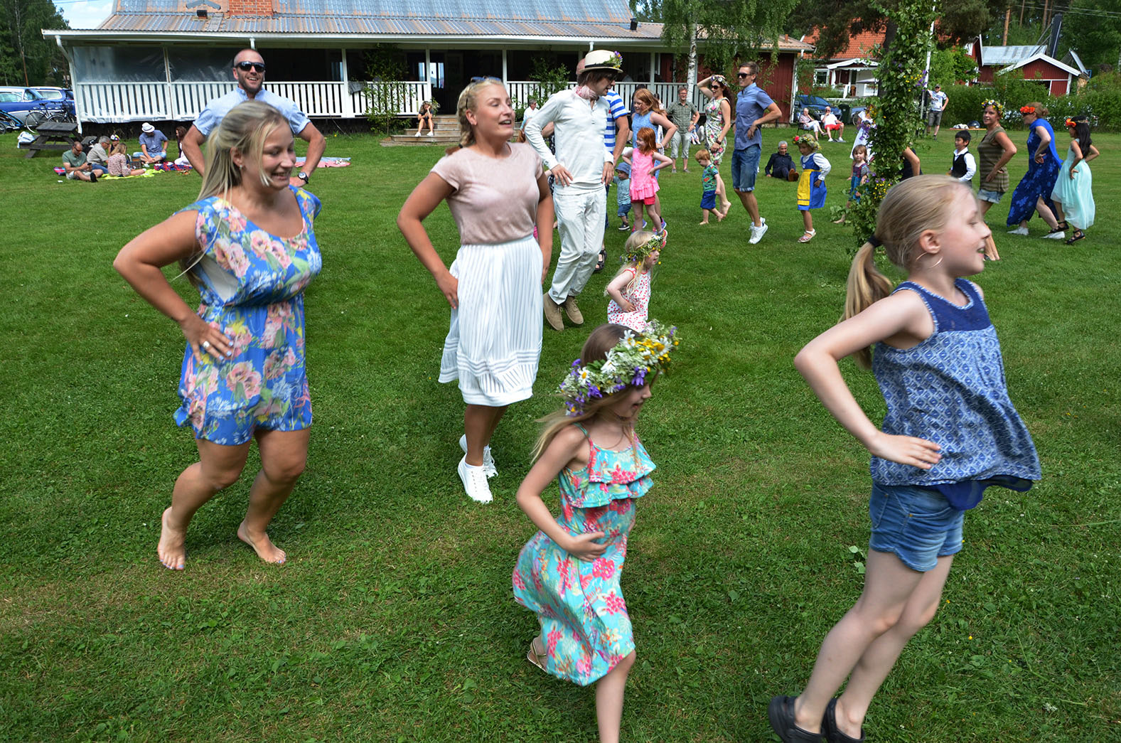 Röste.nu – Röstebilder – Midsommarfirande vid Dönjegården 2016