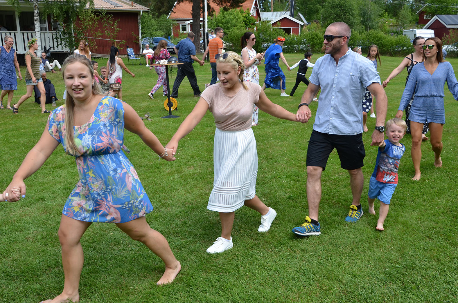 Röste.nu – Röstebilder – Midsommarfirande vid Dönjegården 2016