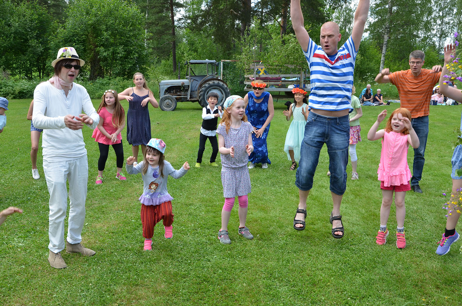Röste.nu – Röstebilder – Midsommarfirande vid Dönjegården 2016