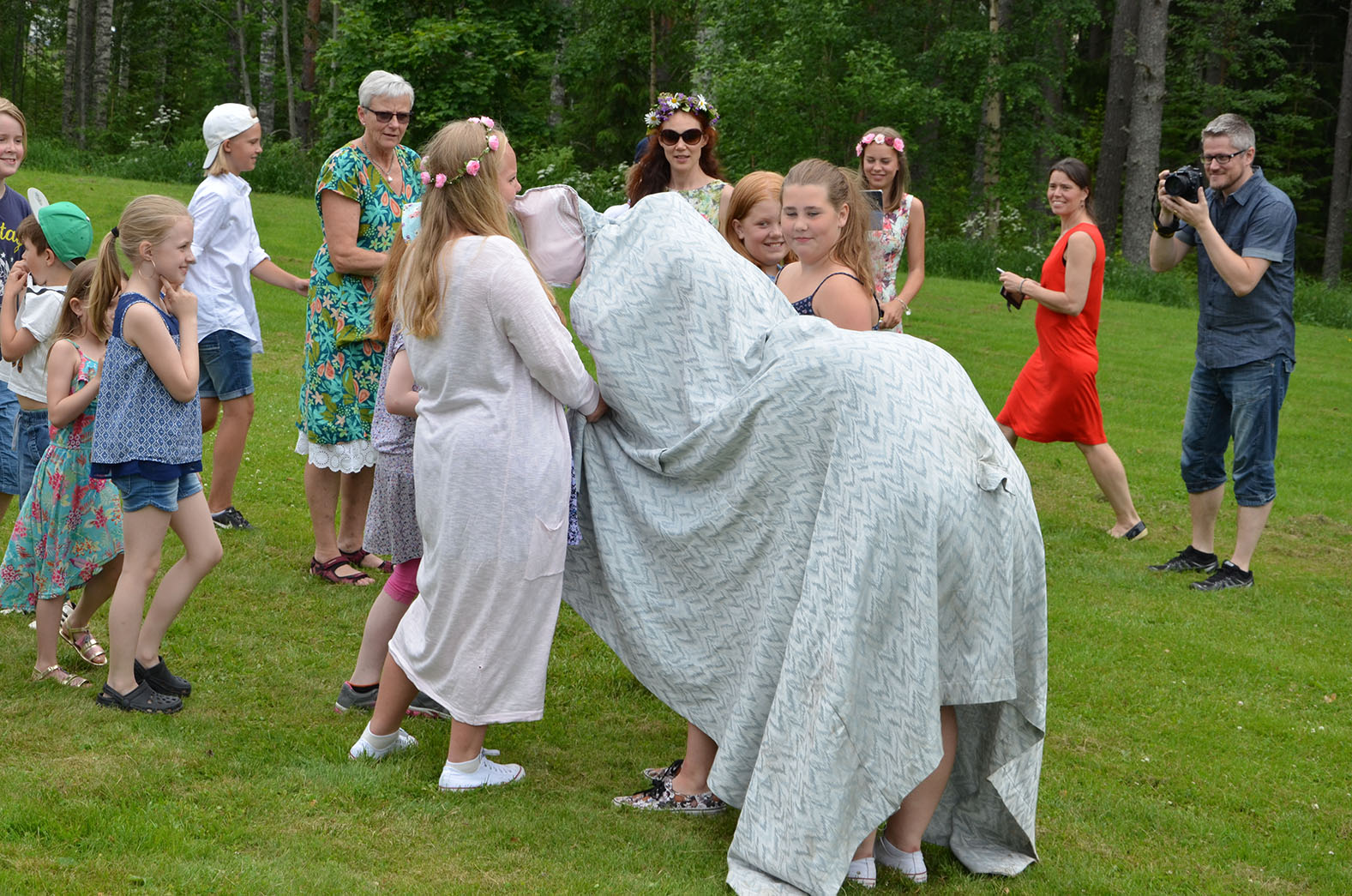 Röste.nu – Röstebilder – Midsommarfirande vid Dönjegården 2016