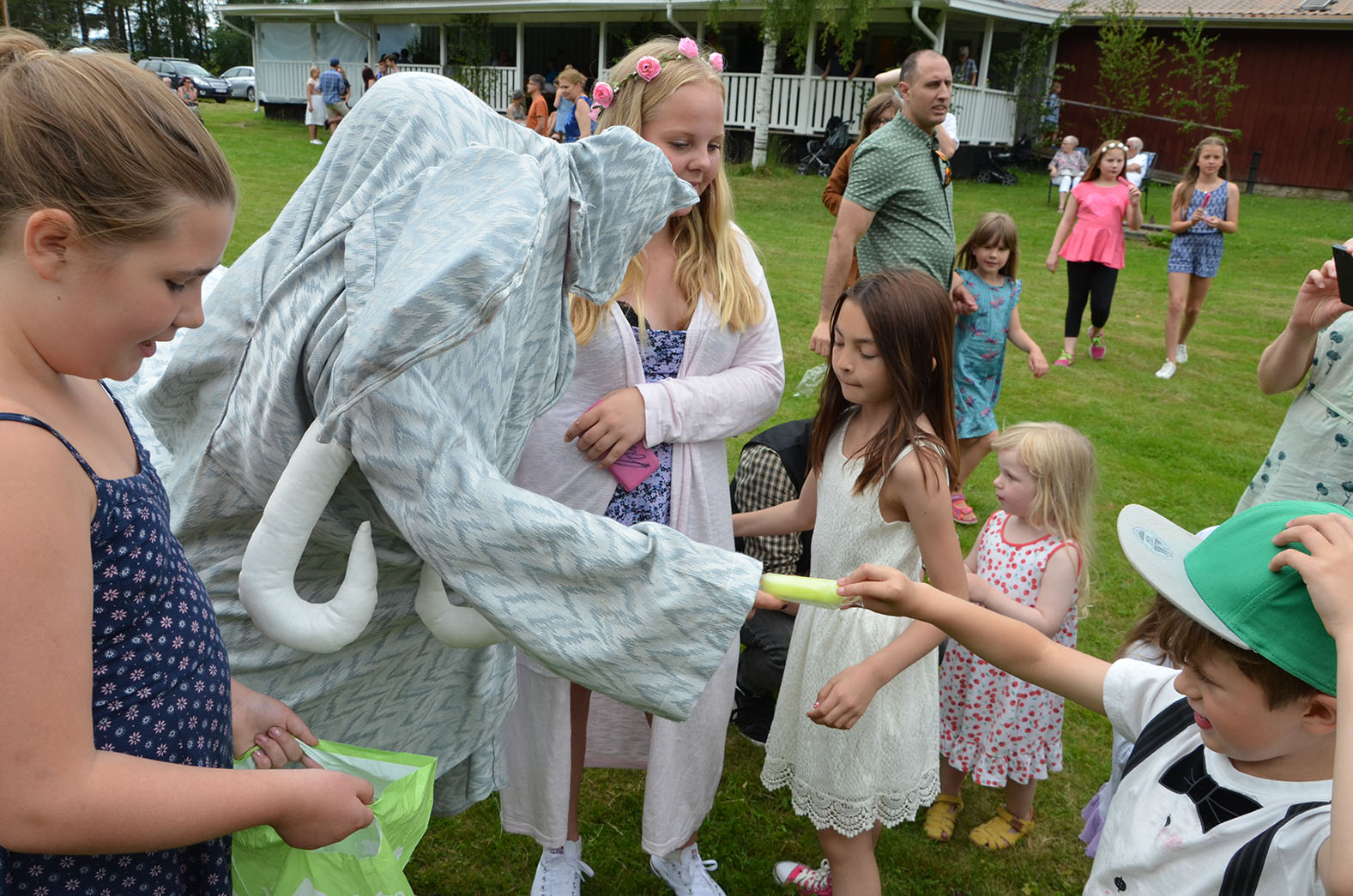 Röste.nu – Röstebilder – Midsommarfirande vid Dönjegården 2016