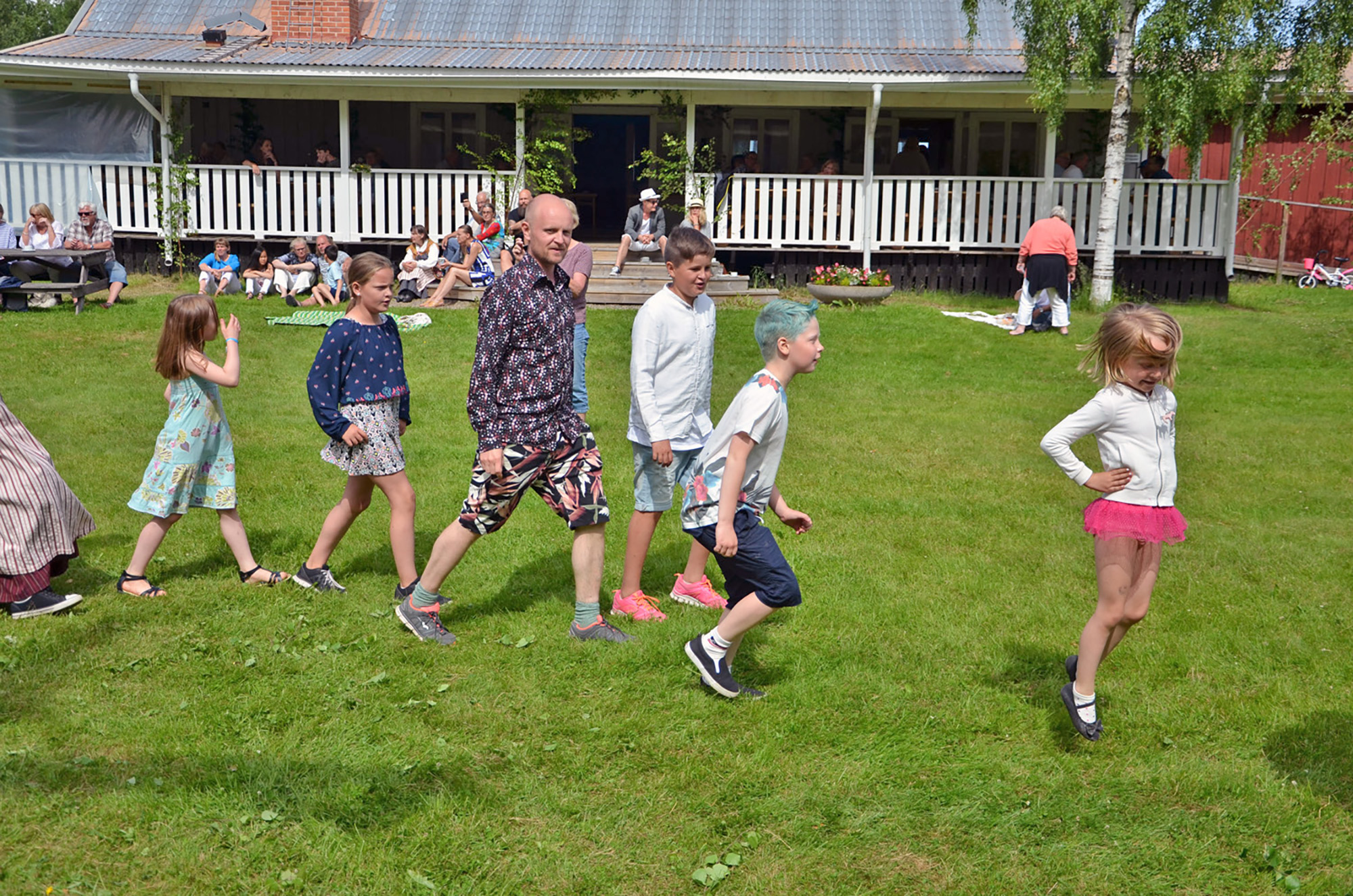 Röste.nu – Röstebilder – Midsommarfirande vid Dönjegården 2017