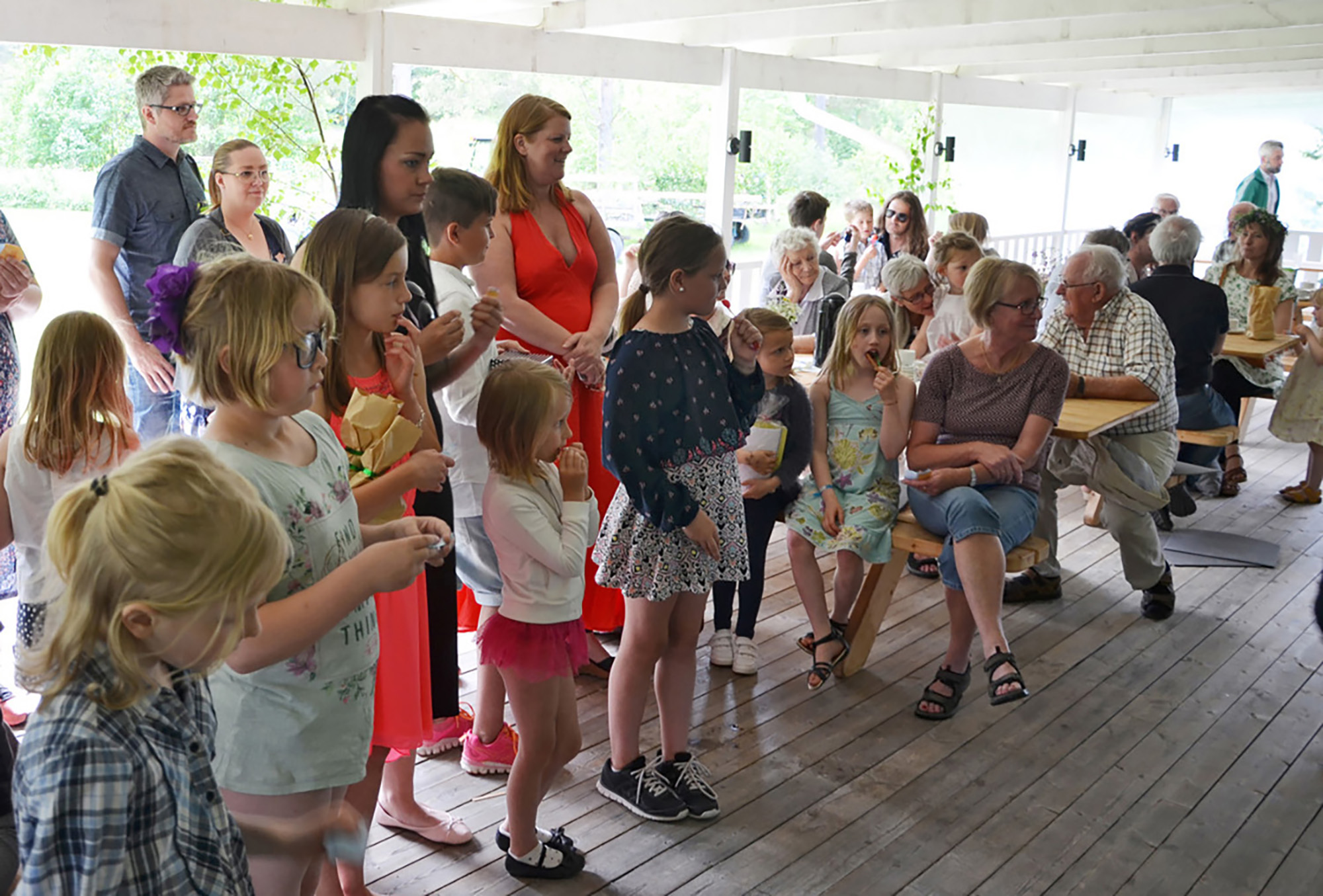 Röste.nu – Röstebilder – Midsommarfirande vid Dönjegården 2017