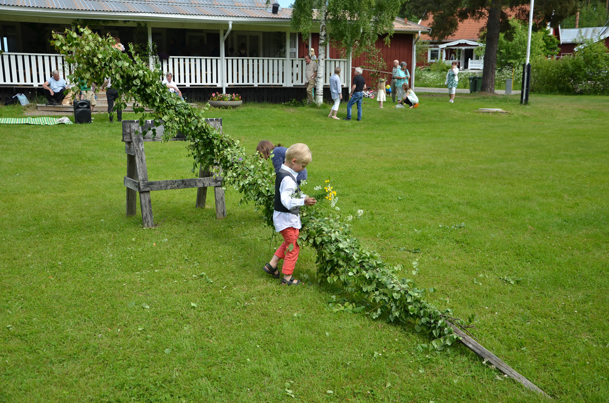 Röste.nu – Röstebilder – Midsommarfirande vid Dönjegården 2017