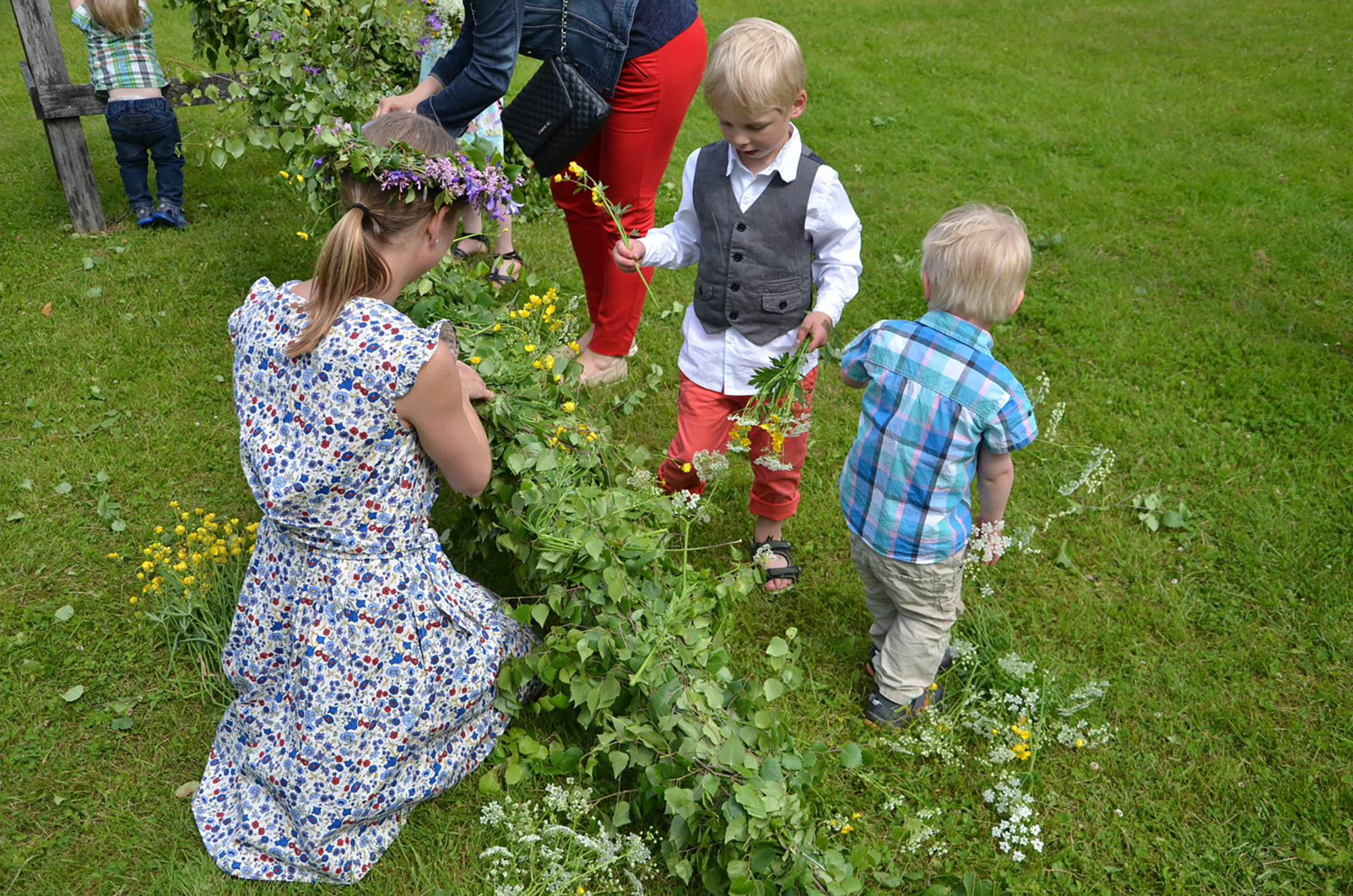 Röste.nu – Röstebilder – Midsommarfirande vid Dönjegården 2017