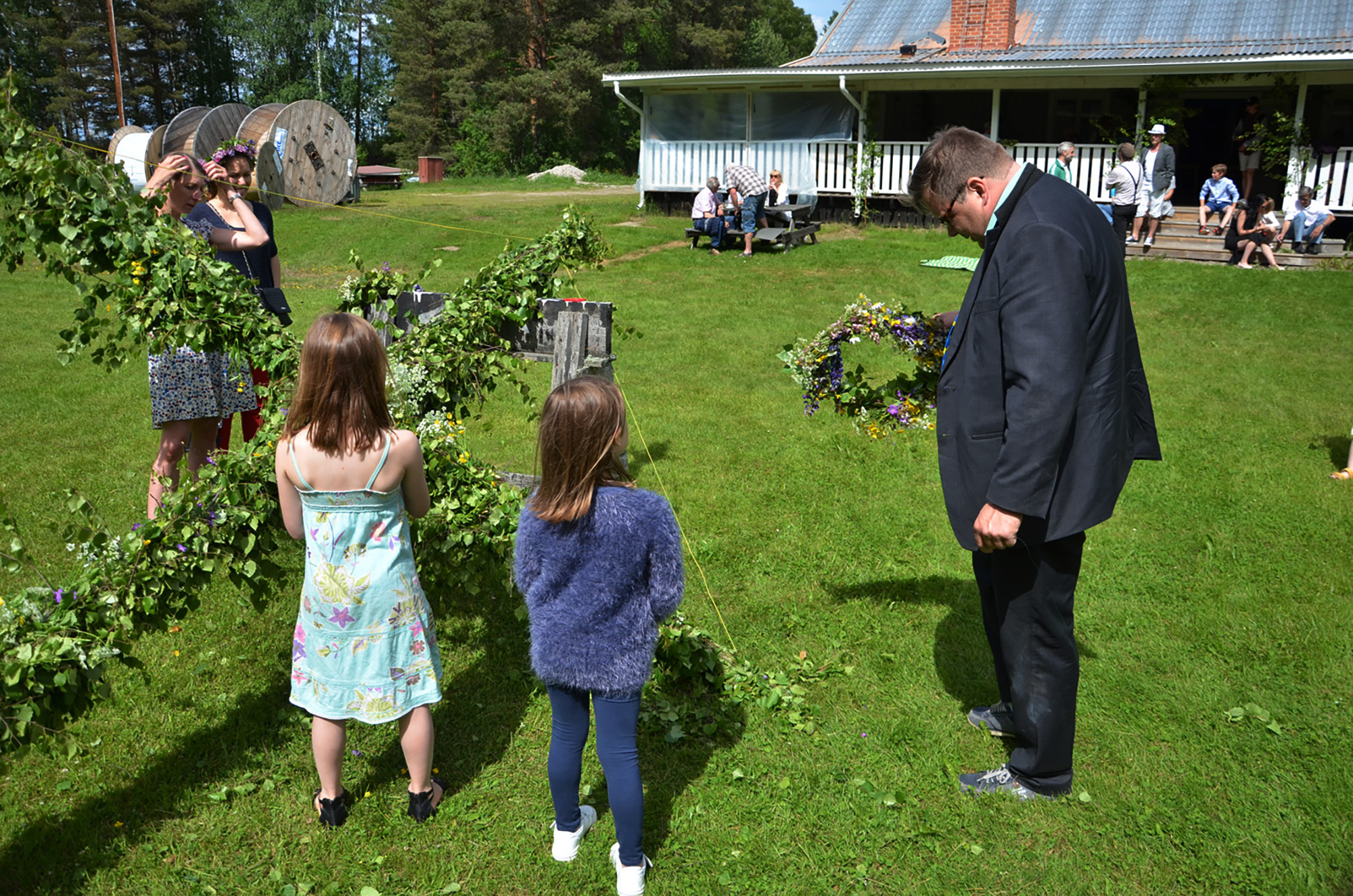 Röste.nu – Röstebilder – Midsommarfirande vid Dönjegården 2017
