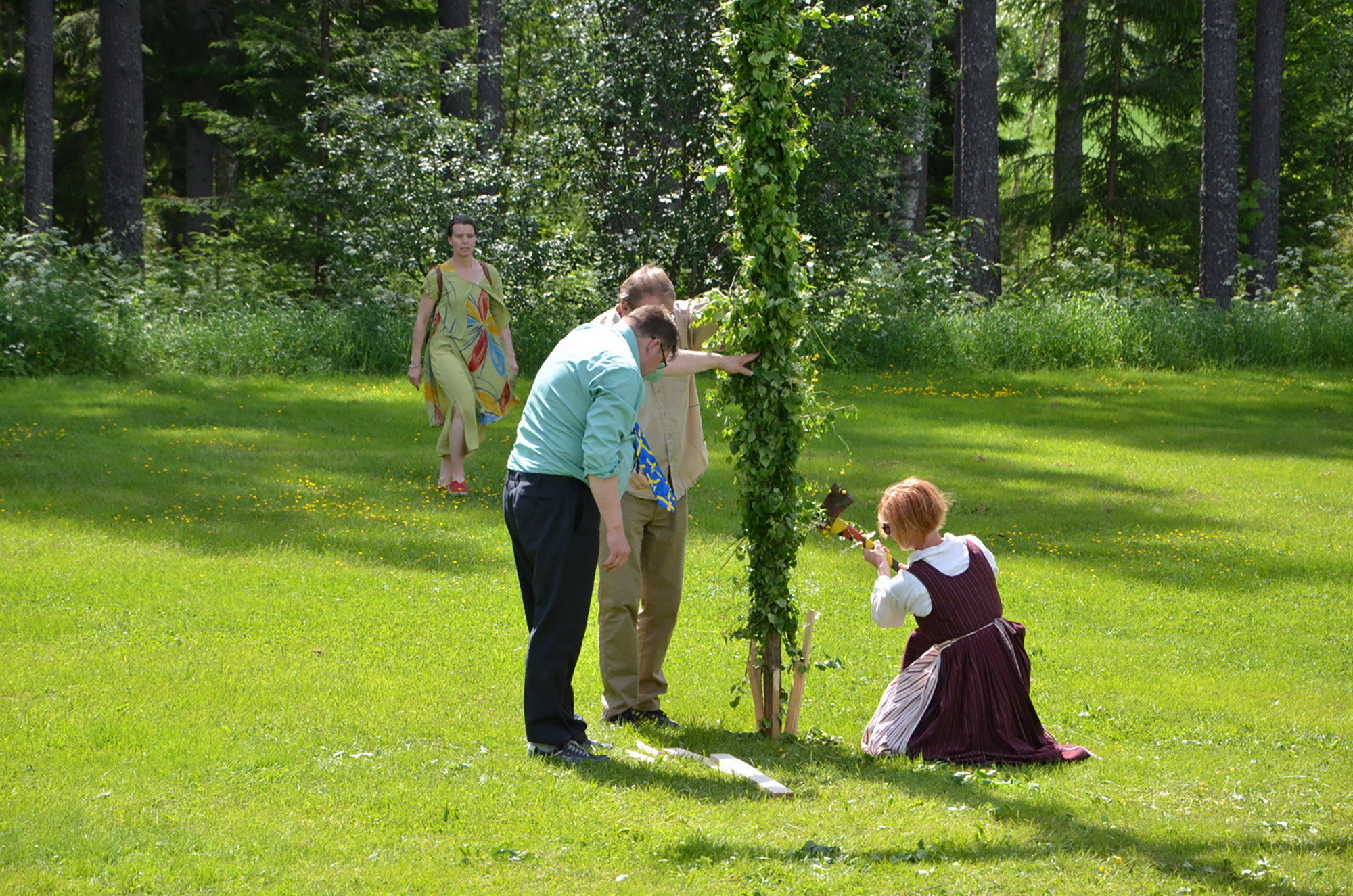 Röste.nu – Röstebilder – Midsommarfirande vid Dönjegården 2017
