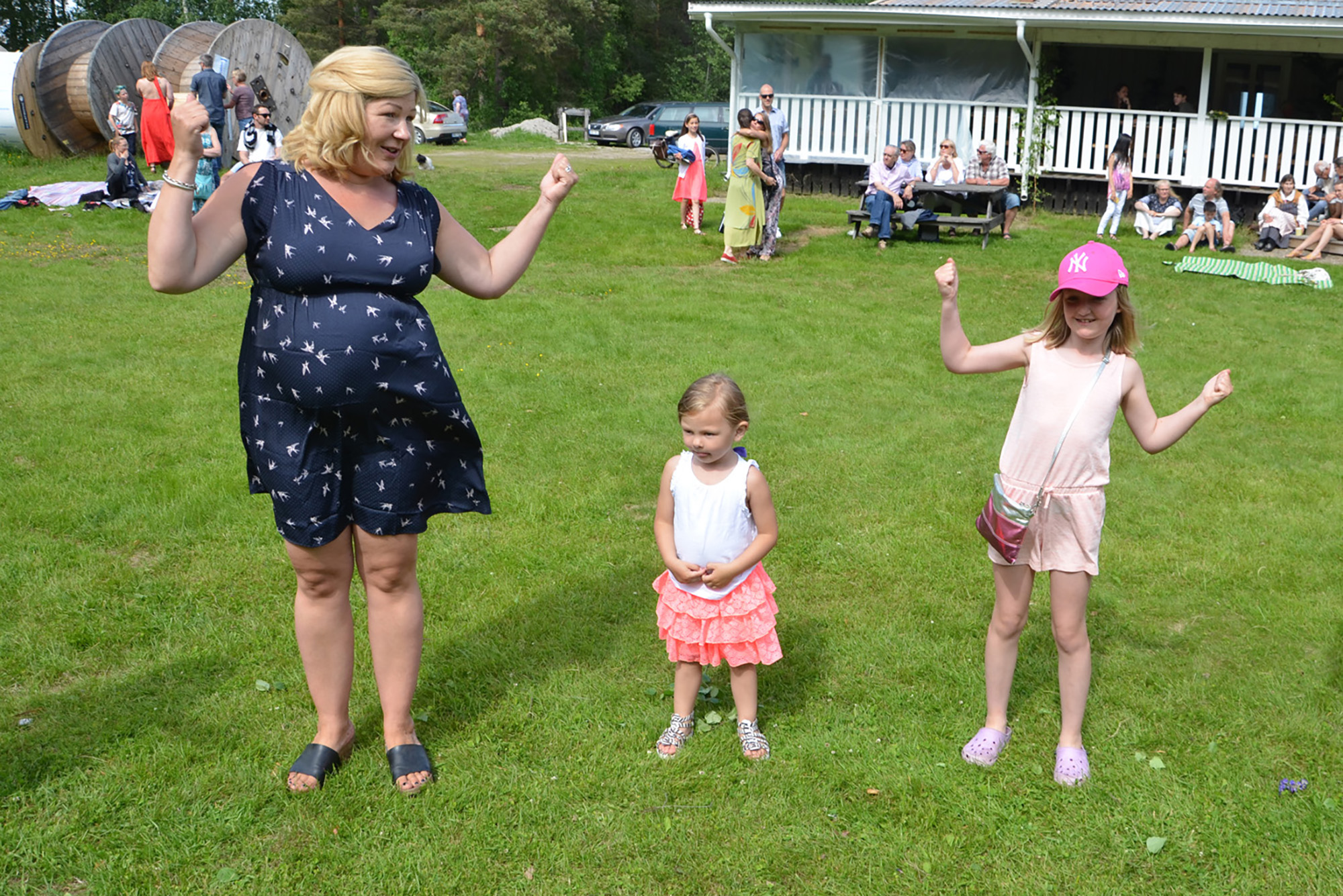 Röste.nu – Röstebilder – Midsommarfirande vid Dönjegården 2017
