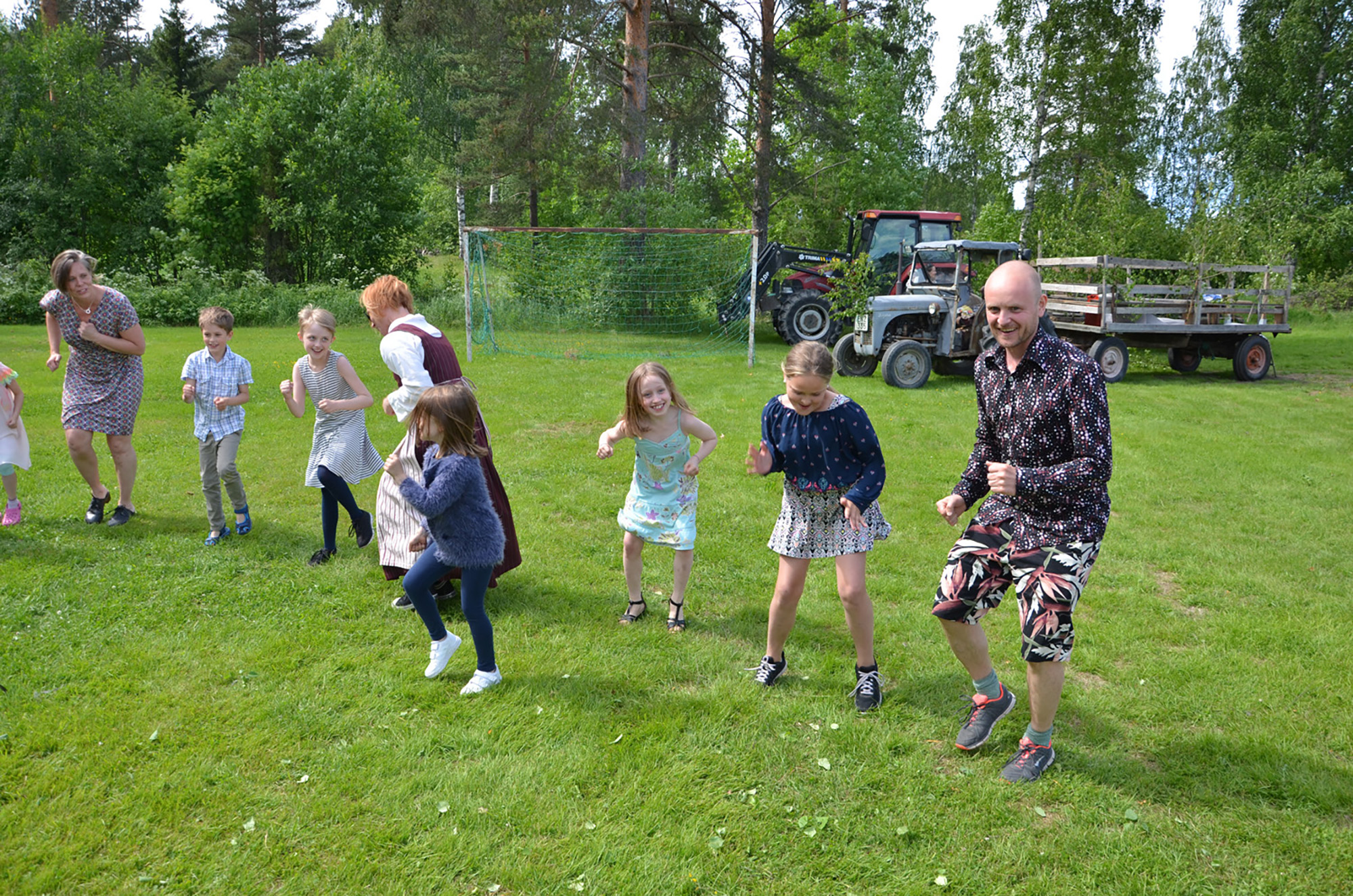 Röste.nu – Röstebilder – Midsommarfirande vid Dönjegården 2017