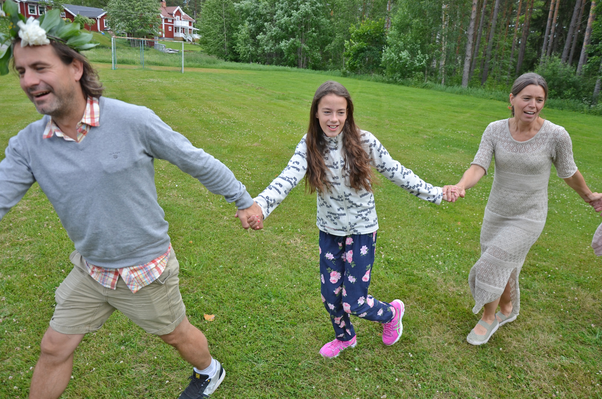 Röste.nu – Röstebilder – Välbesökt midsommarfirande vid Dönjegården 2018