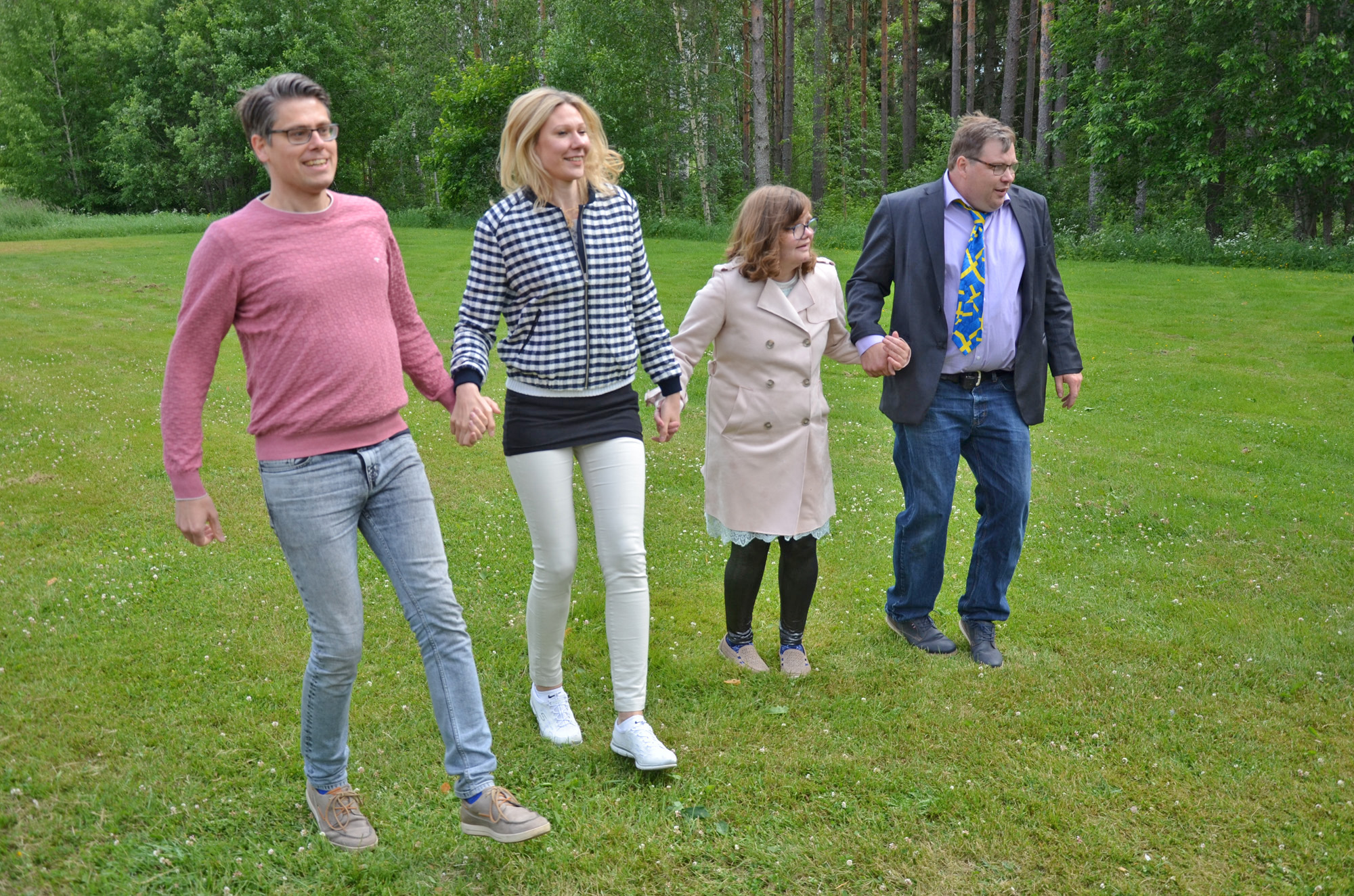 Röste.nu – Röstebilder – Välbesökt midsommarfirande vid Dönjegården 2018