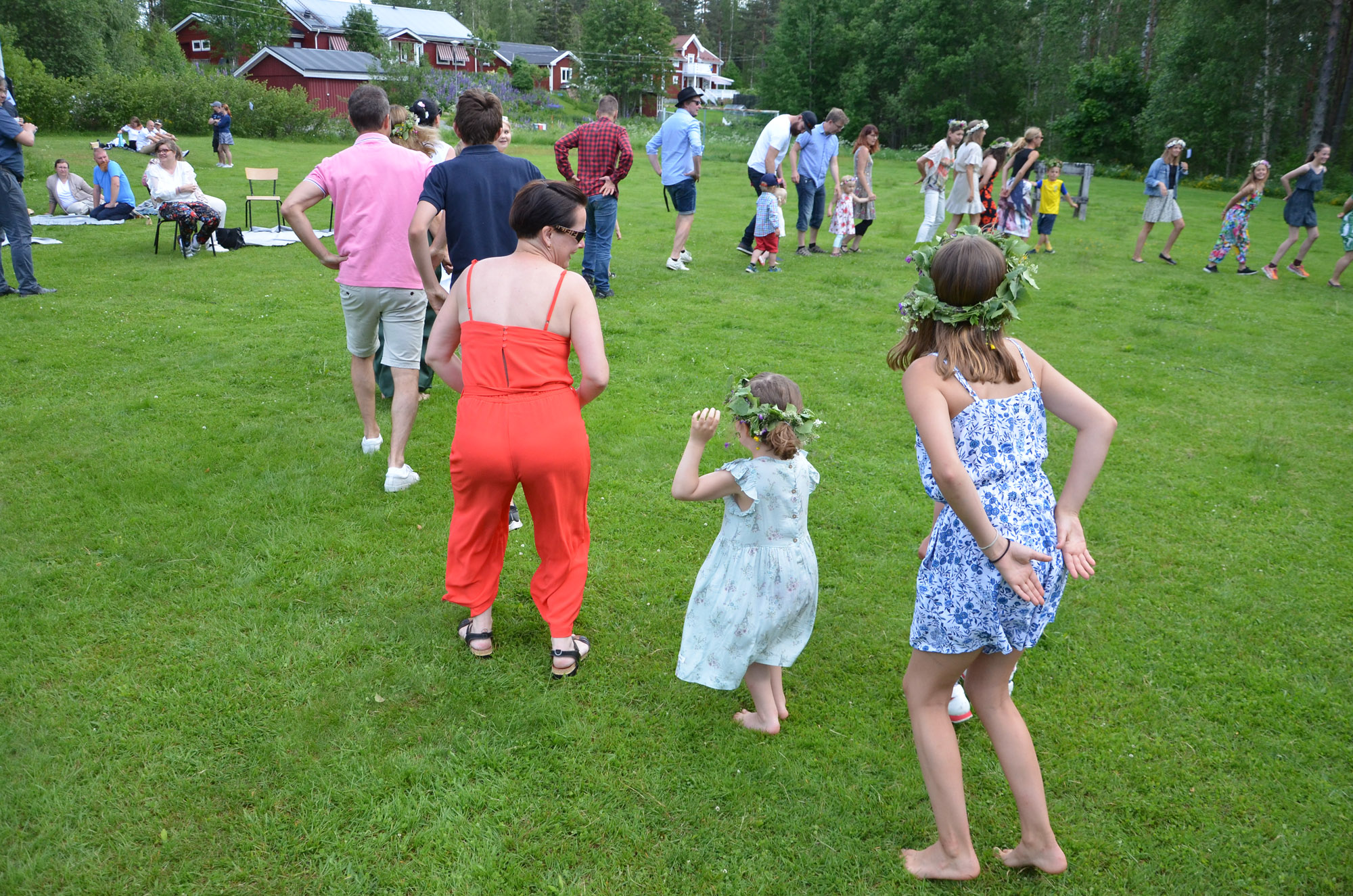 Röste.nu – Röstebilder – Midsommarfirande vid Dönjegården 2019