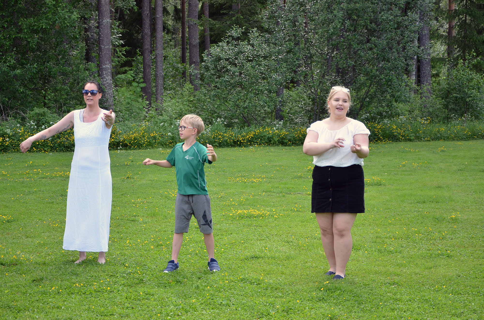 Röste.nu – Röstebilder – Midsommarfirande vid Dönjegården 2019