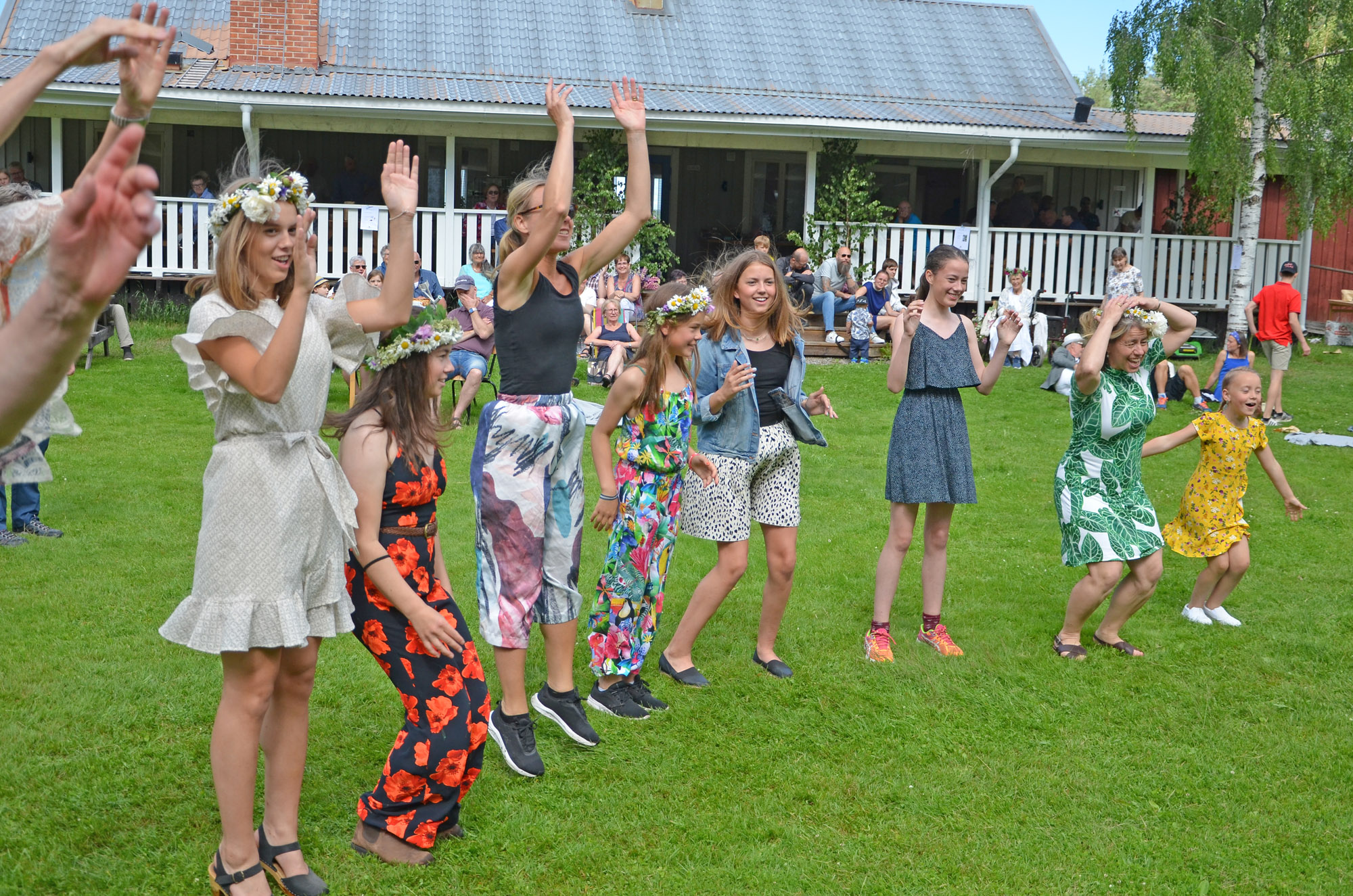 Röste.nu – Röstebilder – Midsommarfirande vid Dönjegården 2019