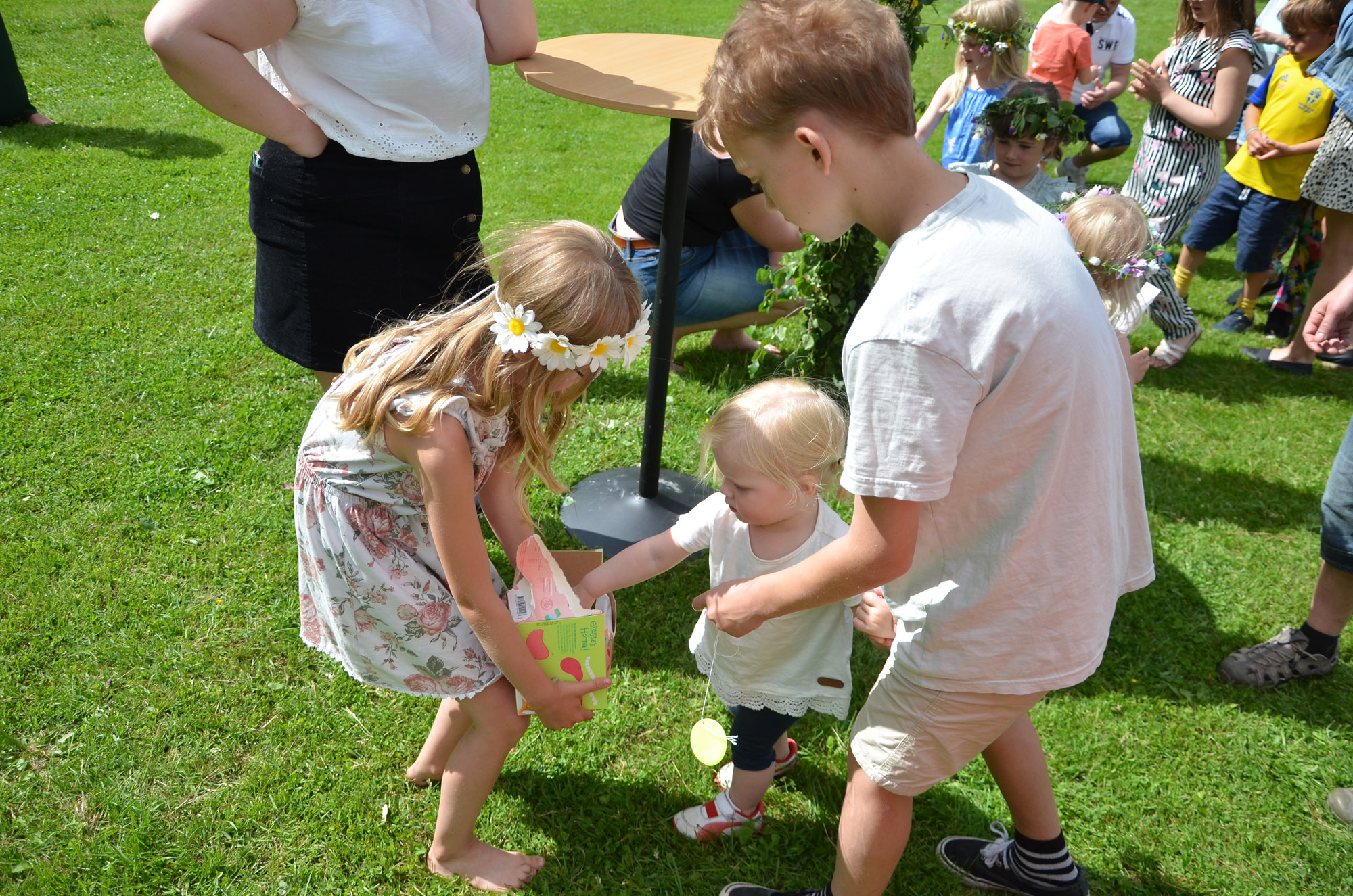Röste.nu – Röstebilder – Midsommarfirande vid Dönjegården 2019
