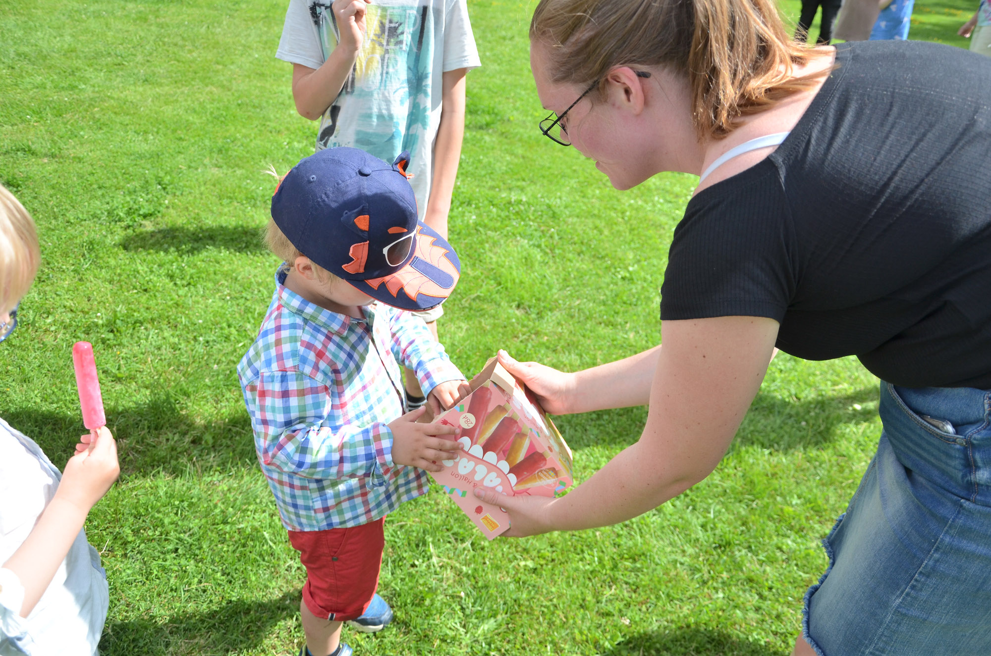 Röste.nu – Röstebilder – Midsommarfirande vid Dönjegården 2019