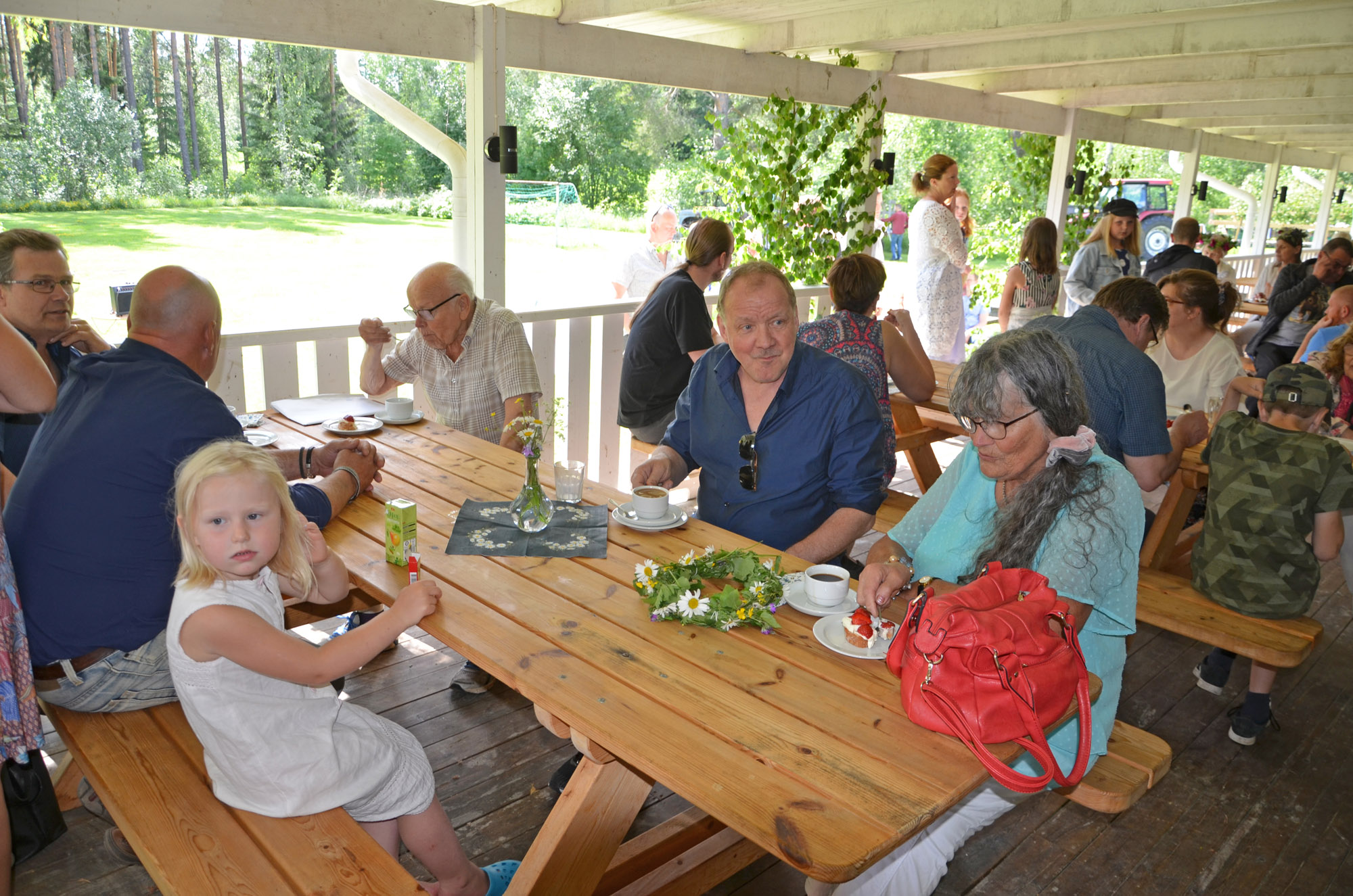Röste.nu – Röstebilder – Midsommarfirande vid Dönjegården 2019