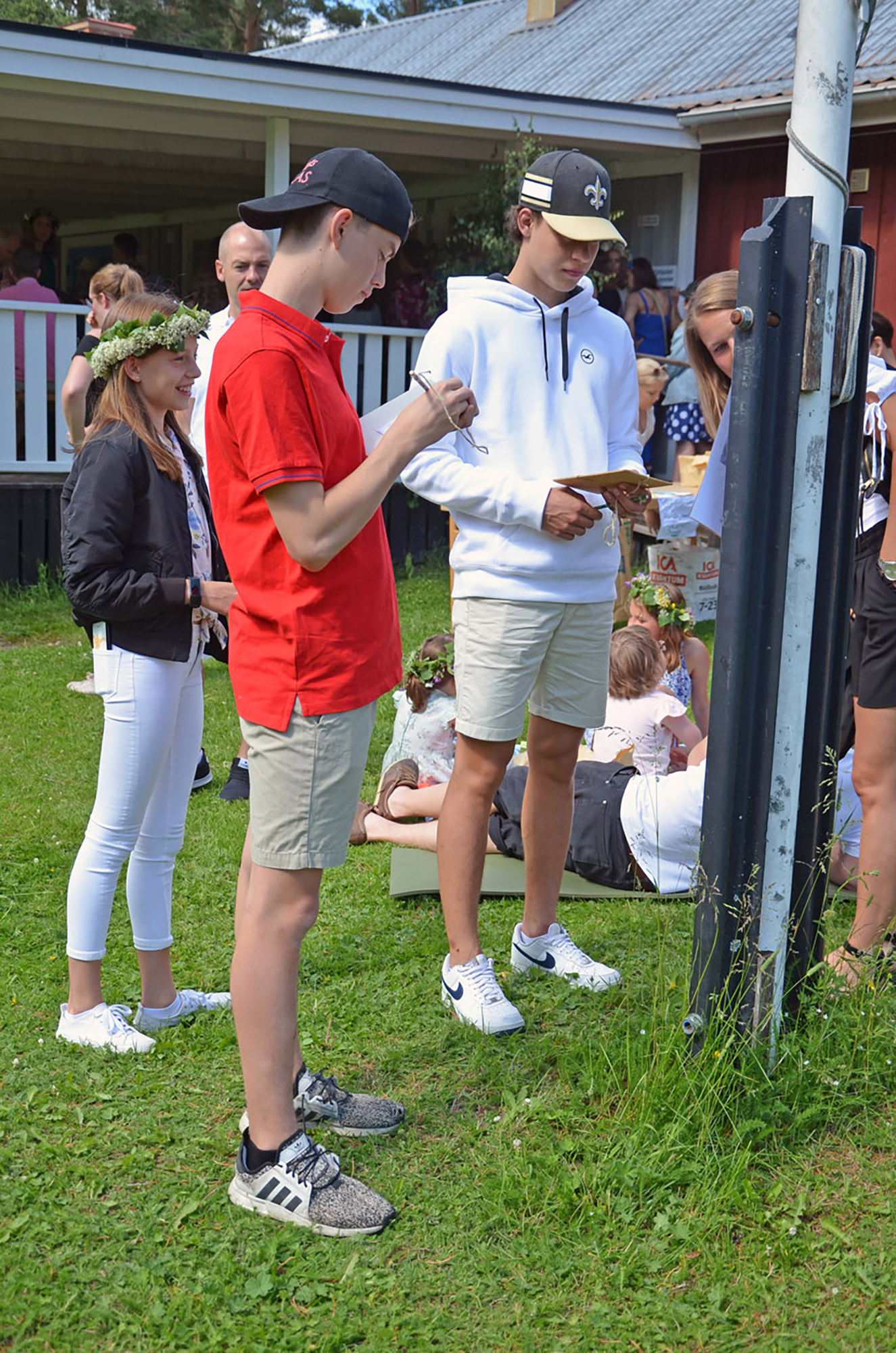 Röste.nu – Röstebilder – Midsommarfirande vid Dönjegården 2019