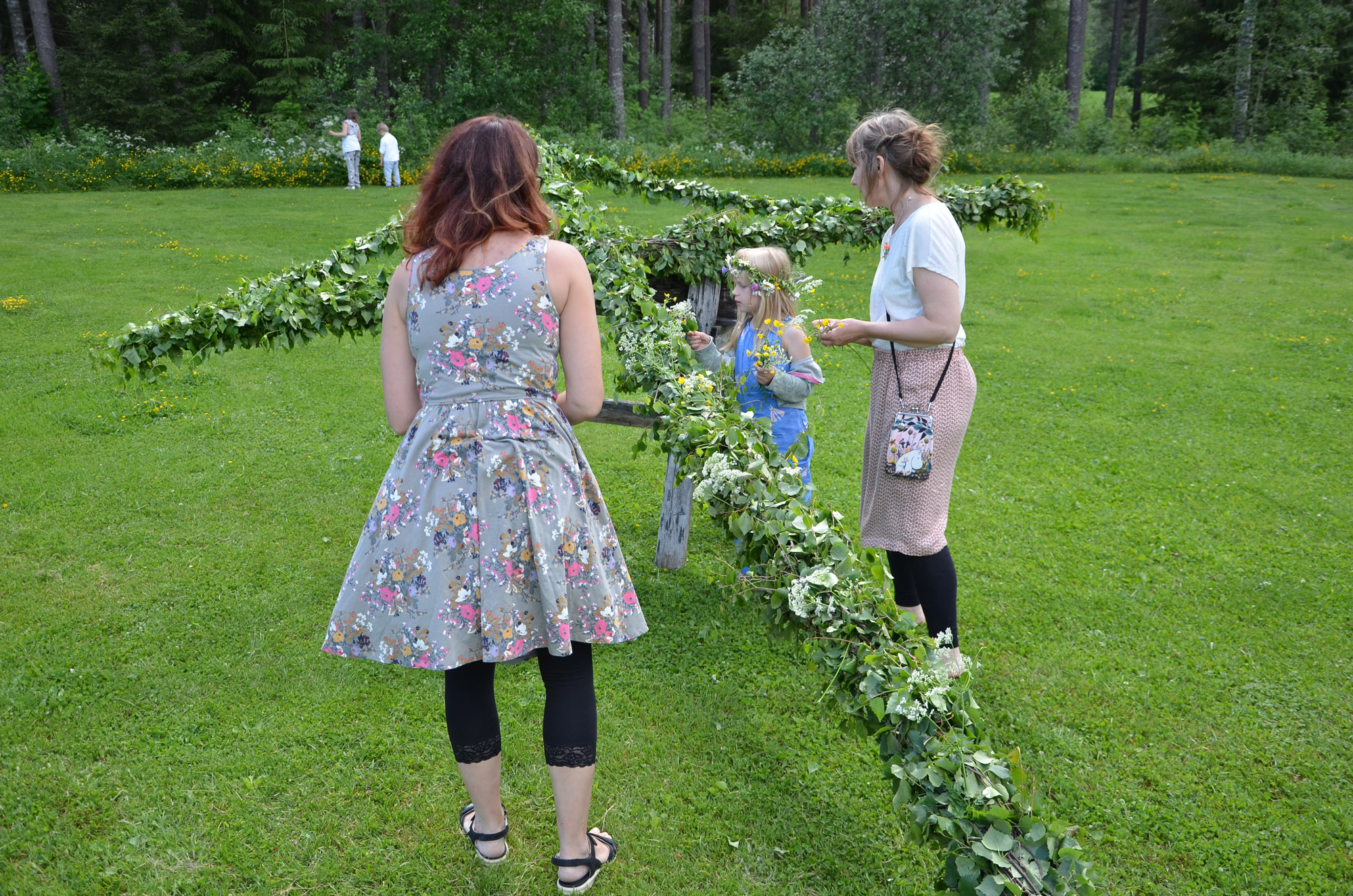 Röste.nu – Röstebilder – Midsommarfirande vid Dönjegården 2019