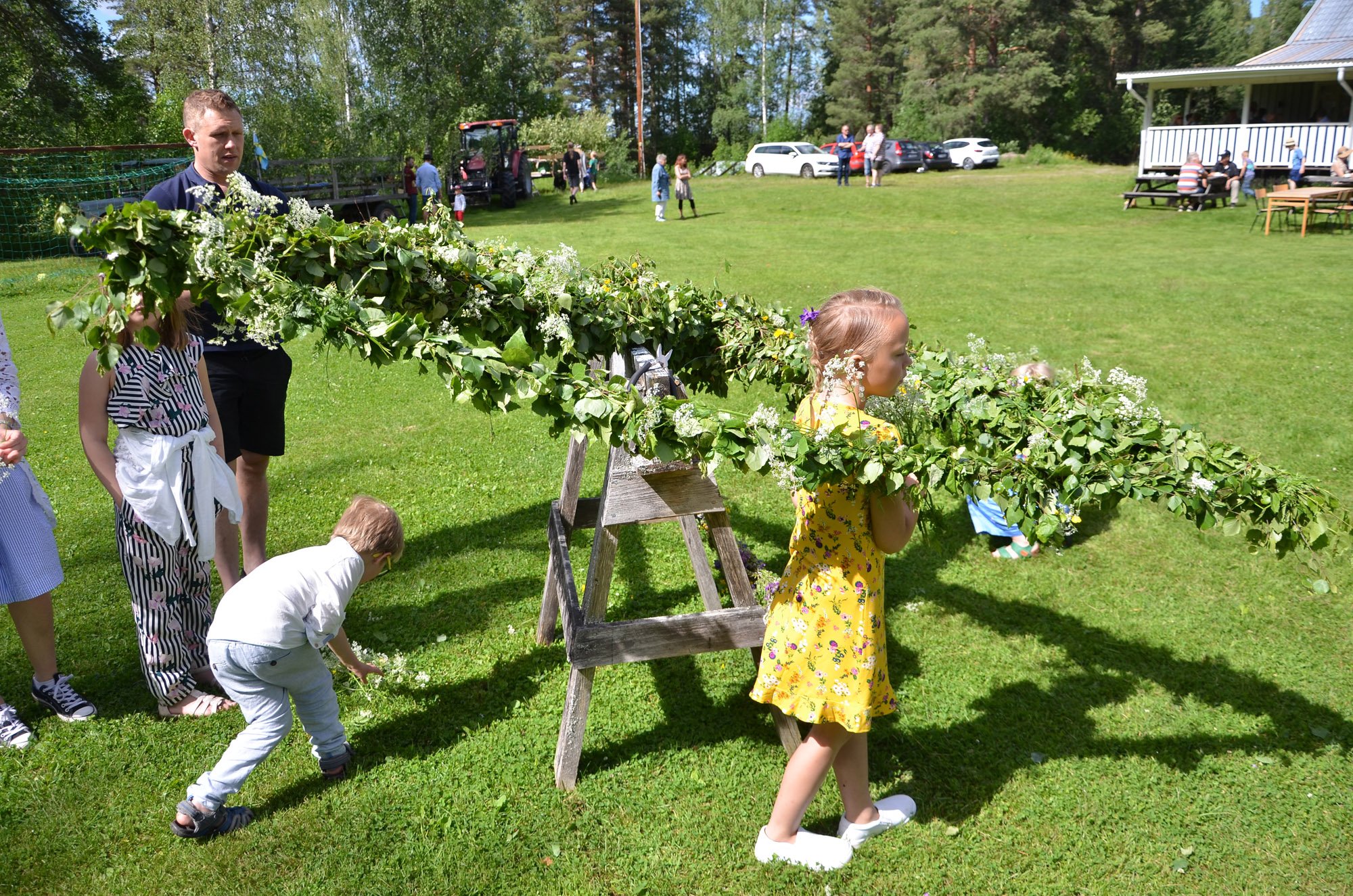 Röste.nu – Röstebilder – Midsommarfirande vid Dönjegården 2019