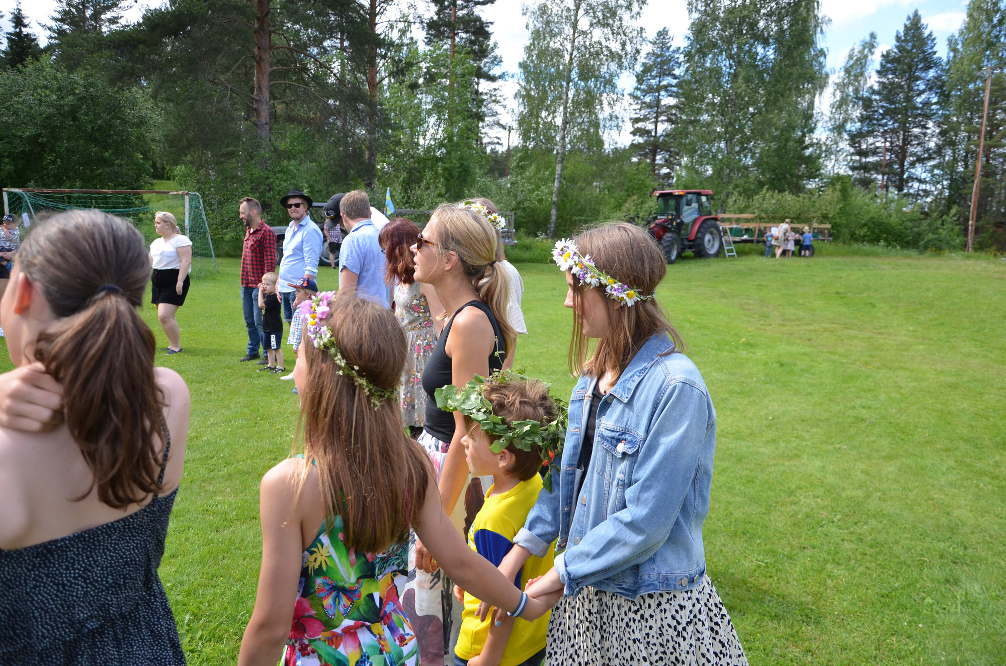 Röste.nu – Röstebilder – Midsommarfirande vid Dönjegården 2019