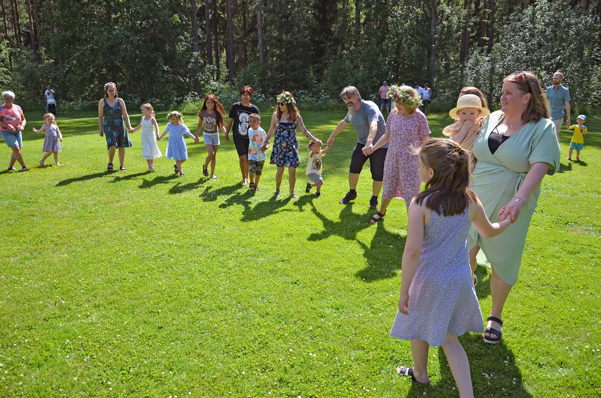 Röste.nu – Röstebilder – Midsommarfirande vid Dönjegården 2022