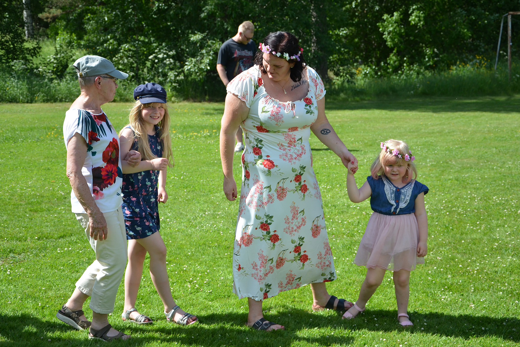 Röste.nu – Röstebilder – Midsommarfirande vid Dönjegården 2022