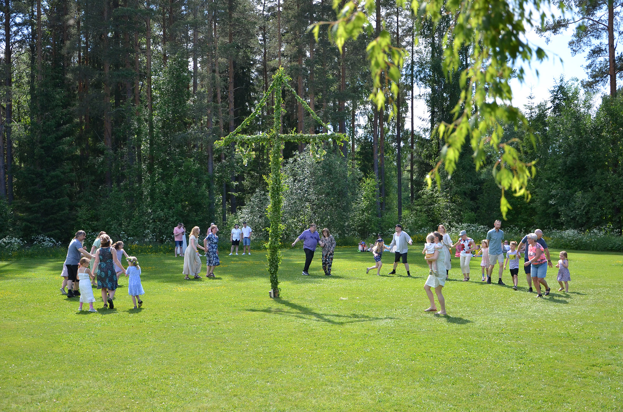 Röste.nu – Röstebilder – Midsommarfirande vid Dönjegården 2022