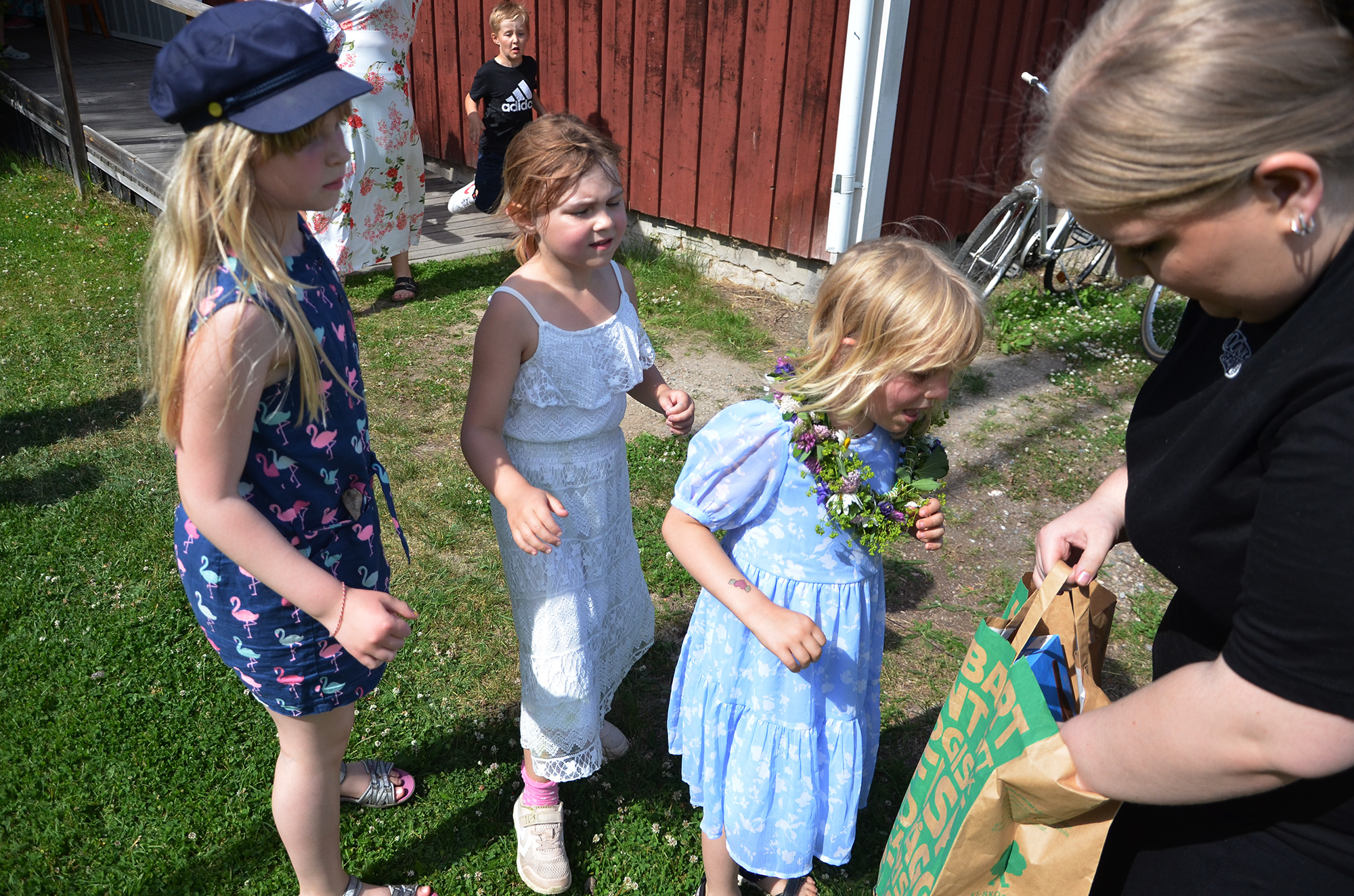 Röste.nu – Röstebilder – Midsommarfirande vid Dönjegården 2022