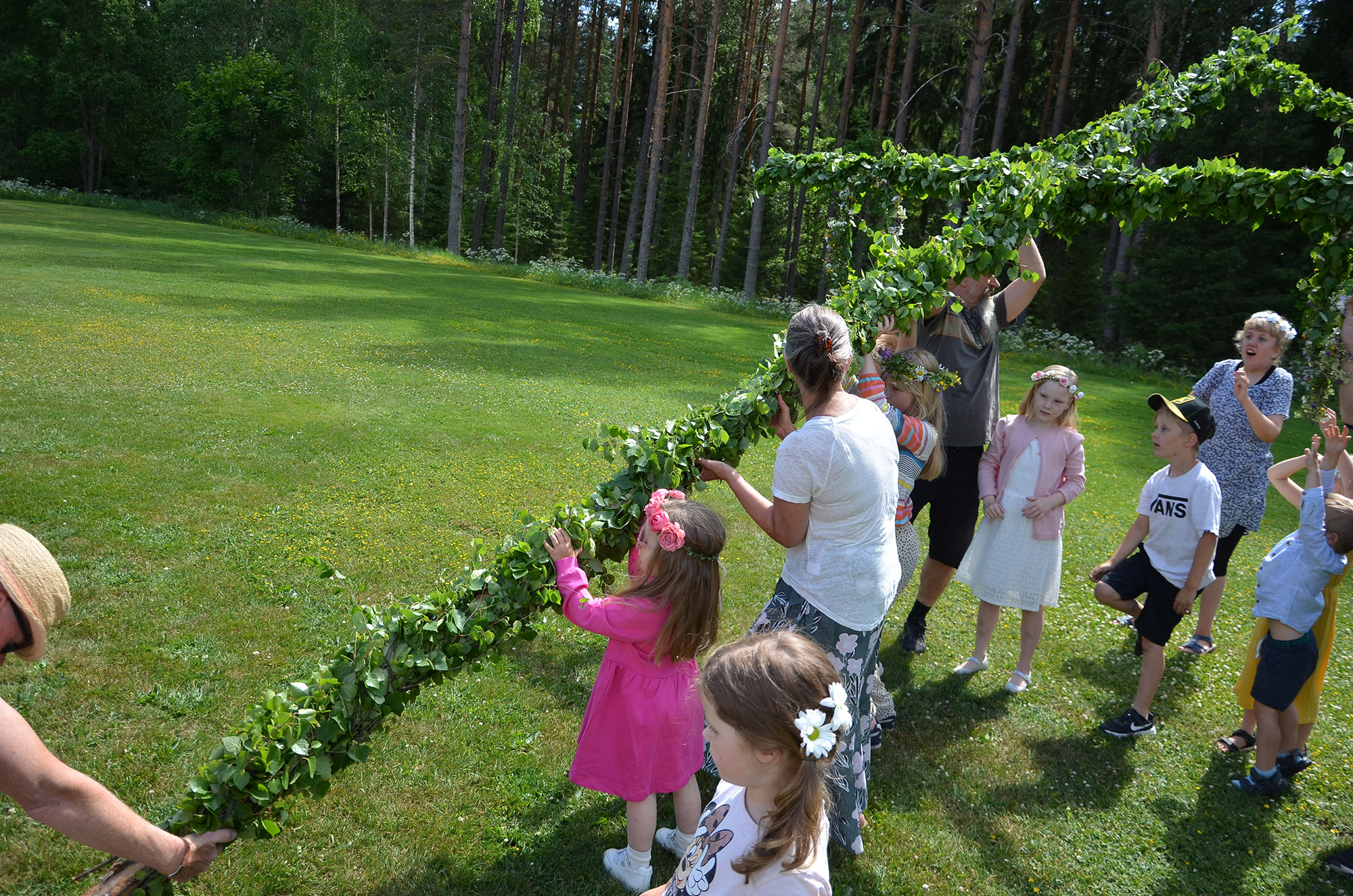 Röste.nu – Röstebilder – Midsommarfirande vid Dönjegården 2023