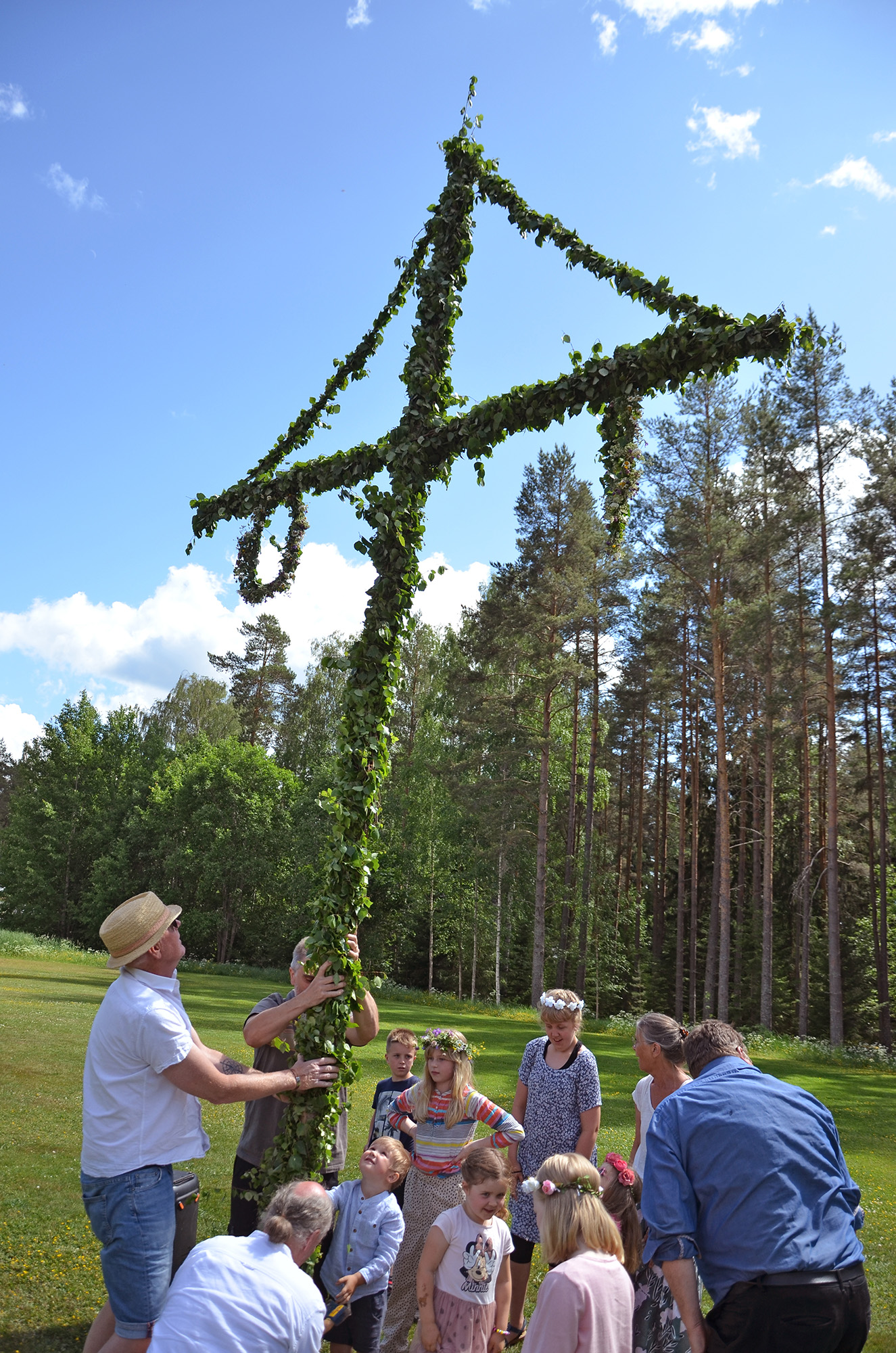 Röste.nu – Röstebilder – Midsommarfirande vid Dönjegården 2023