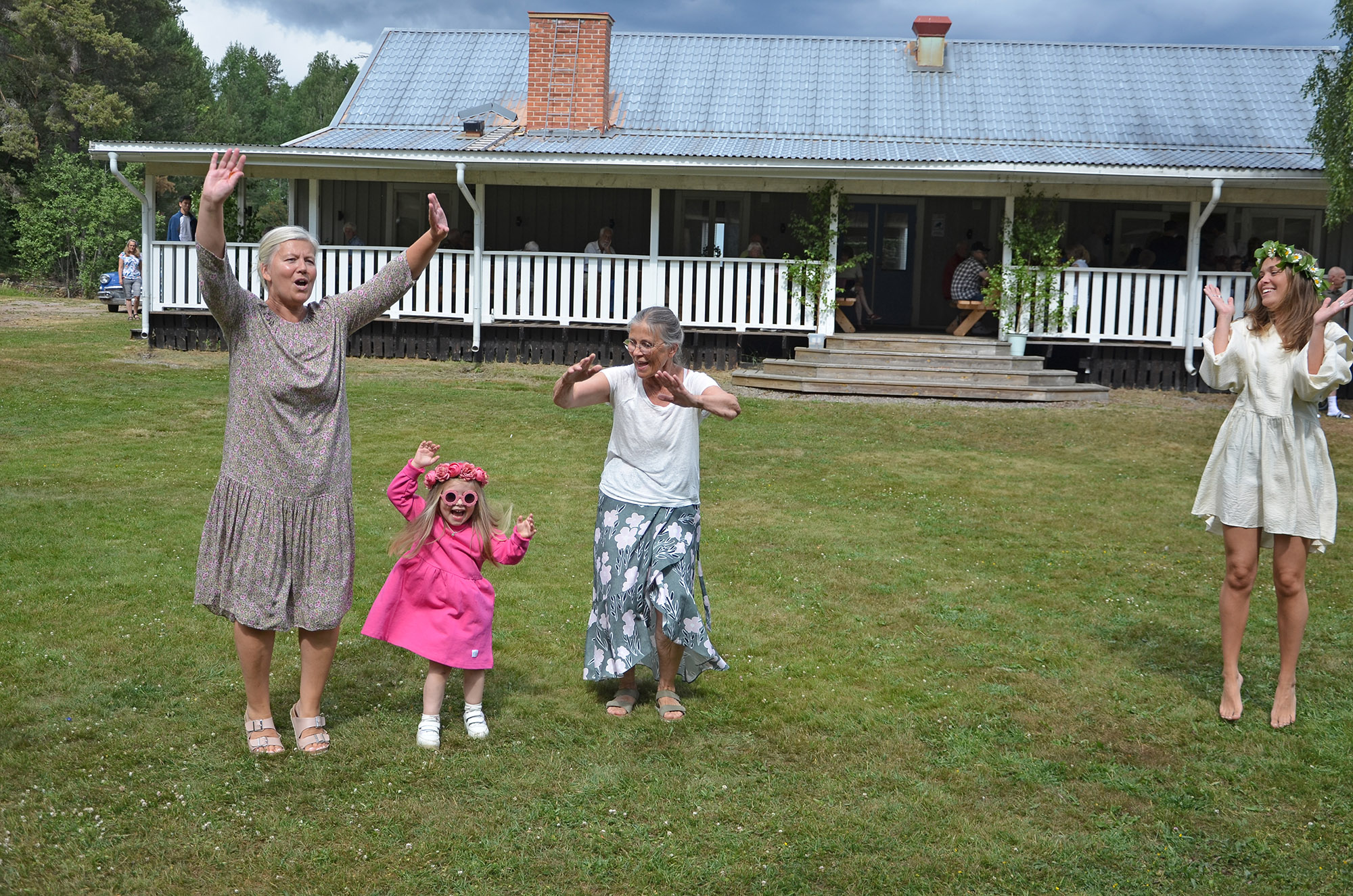 Röste.nu – Röstebilder – Midsommarfirande vid Dönjegården 2023