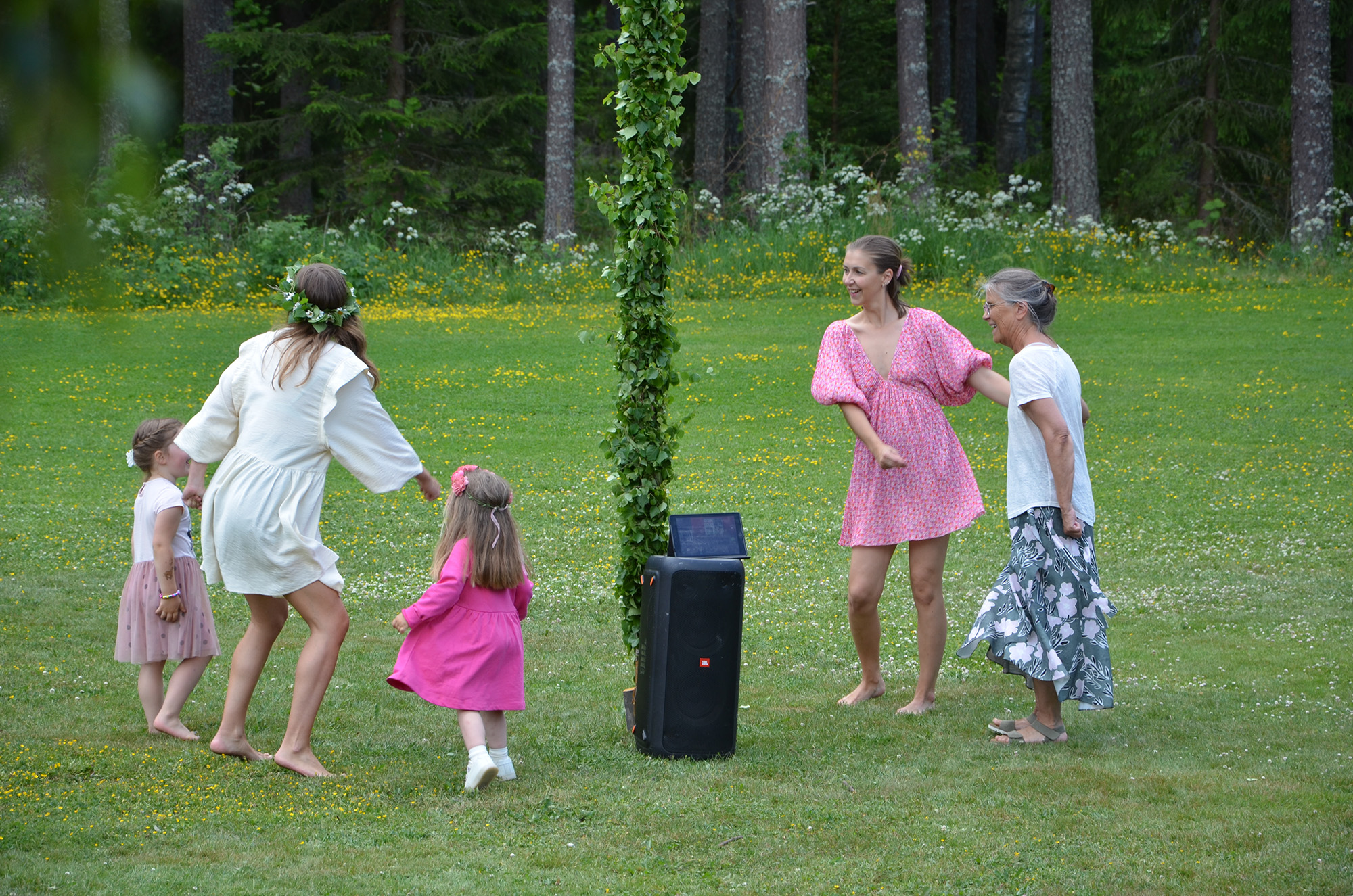 Röste.nu – Röstebilder – Midsommarfirande vid Dönjegården 2023