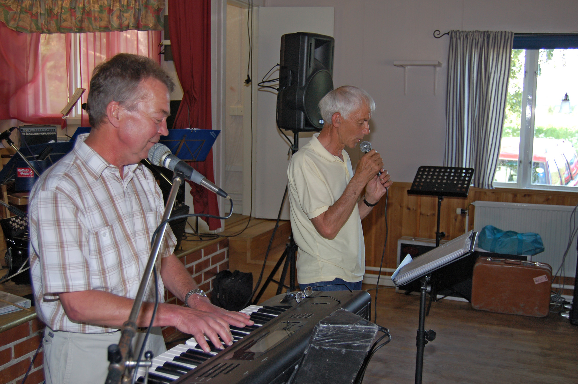 Röste.nu – Röstebilder – ’’Rosad’’ musik- och sångkväll i Dönjegården 2007